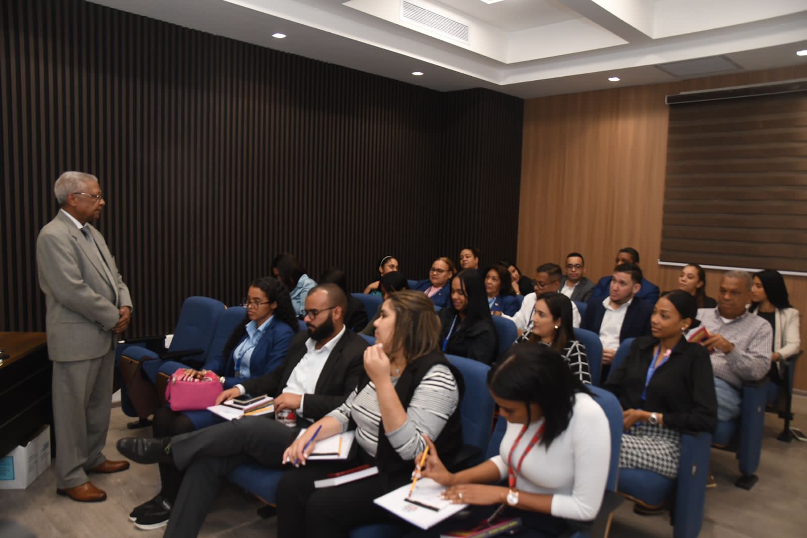 Senado capacita en ortografía a sus colaboradores