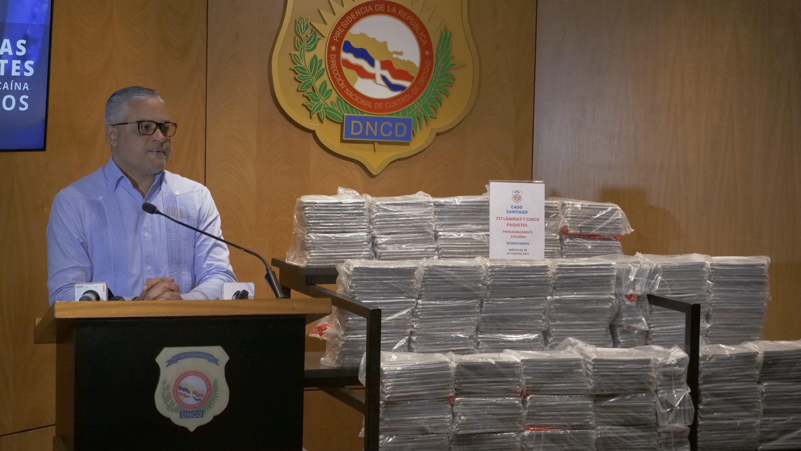 Decomisan 737 láminas y cinco paquetes de presunta cocaína, apresan dos Decomisan 737 láminas y cinco paquetes de presunta cocaína, apresan dos