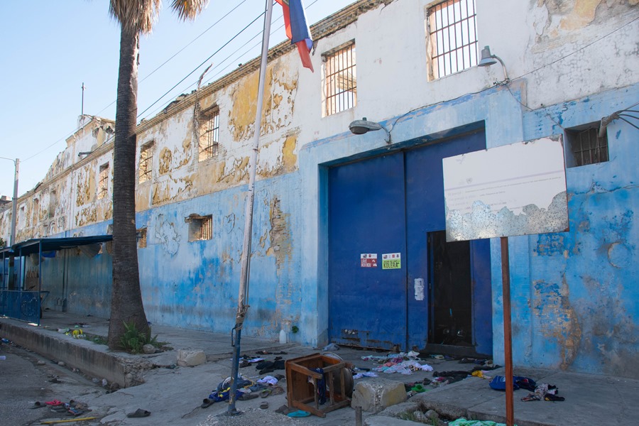 Unos 3.600 presos huyeron de la cárcel de Puerto Príncipe tras el ataque de las bandas