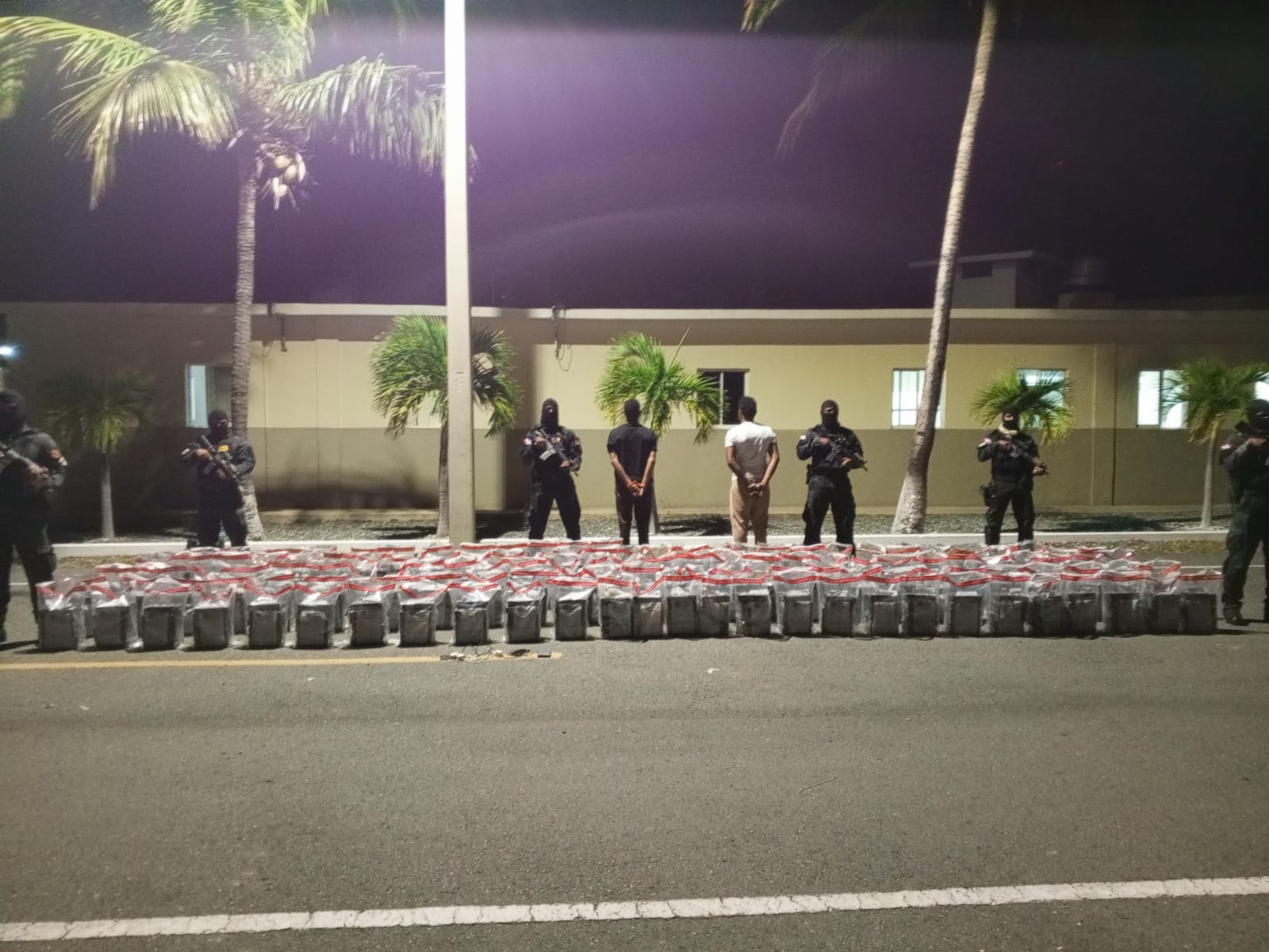 Ocupan otro cargamento de presunta cocaína en Peravia y apresan dos