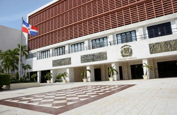 Opiniones divididas causa a diputados oficialistas renuncia de Henry