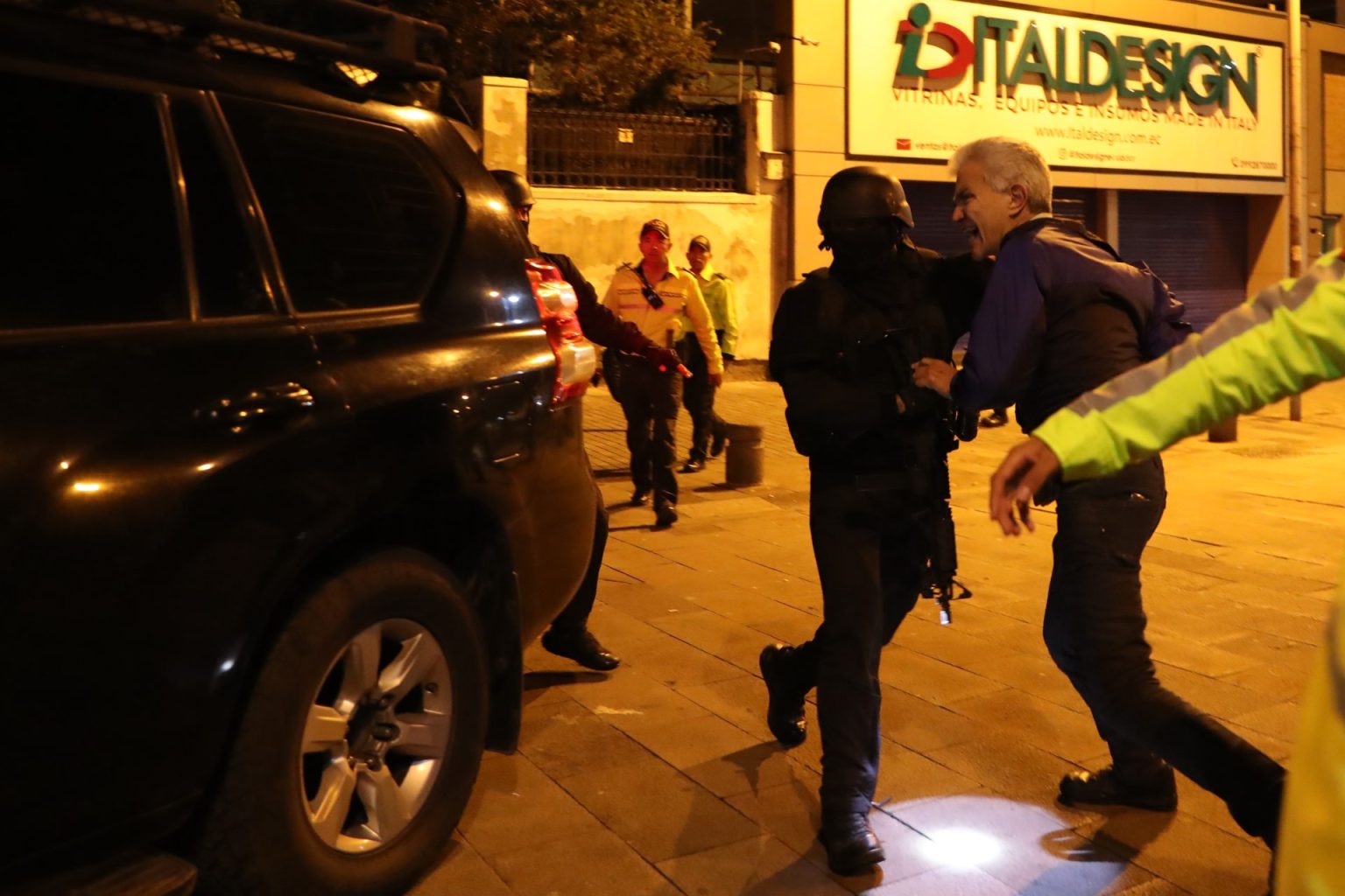 Ecuador irrumpe en la embajada de México y detiene al exvicepresidente Glas tras recibir el asilo