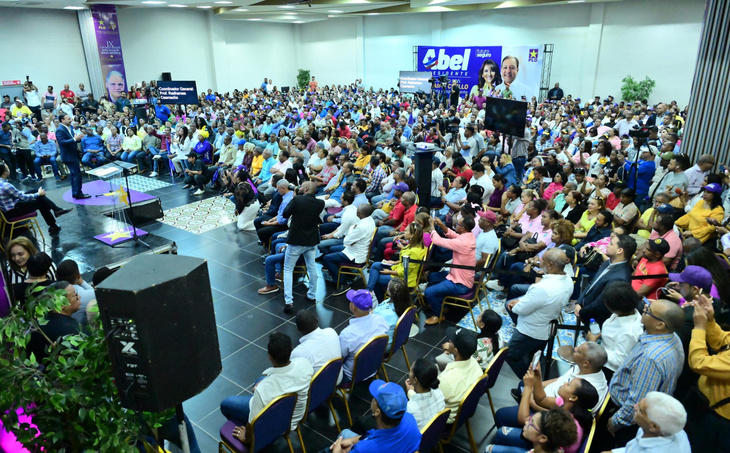 Maestros abarrotan Casa Nacional del PLD; Abel les dice: «Gobernaré para ustedes»