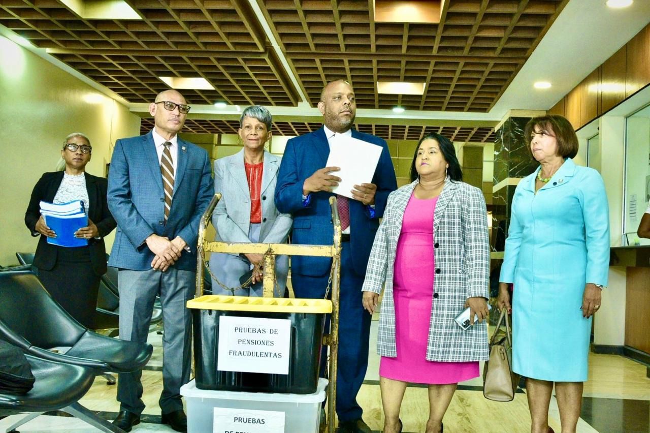 Bloque diputados PLD deposita supuestas pruebas de pensiones solidarias usadas por el gobierno