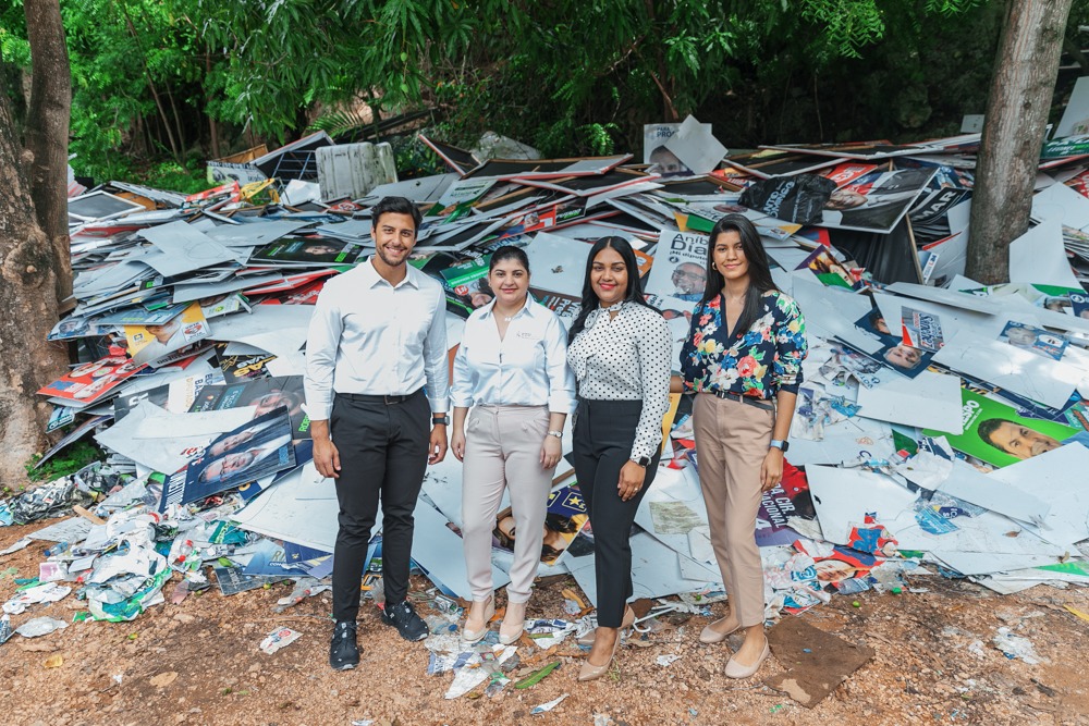 Alcaldía DN dona afiches políticos retirados a fundación Botellas de Amor para reciclaje