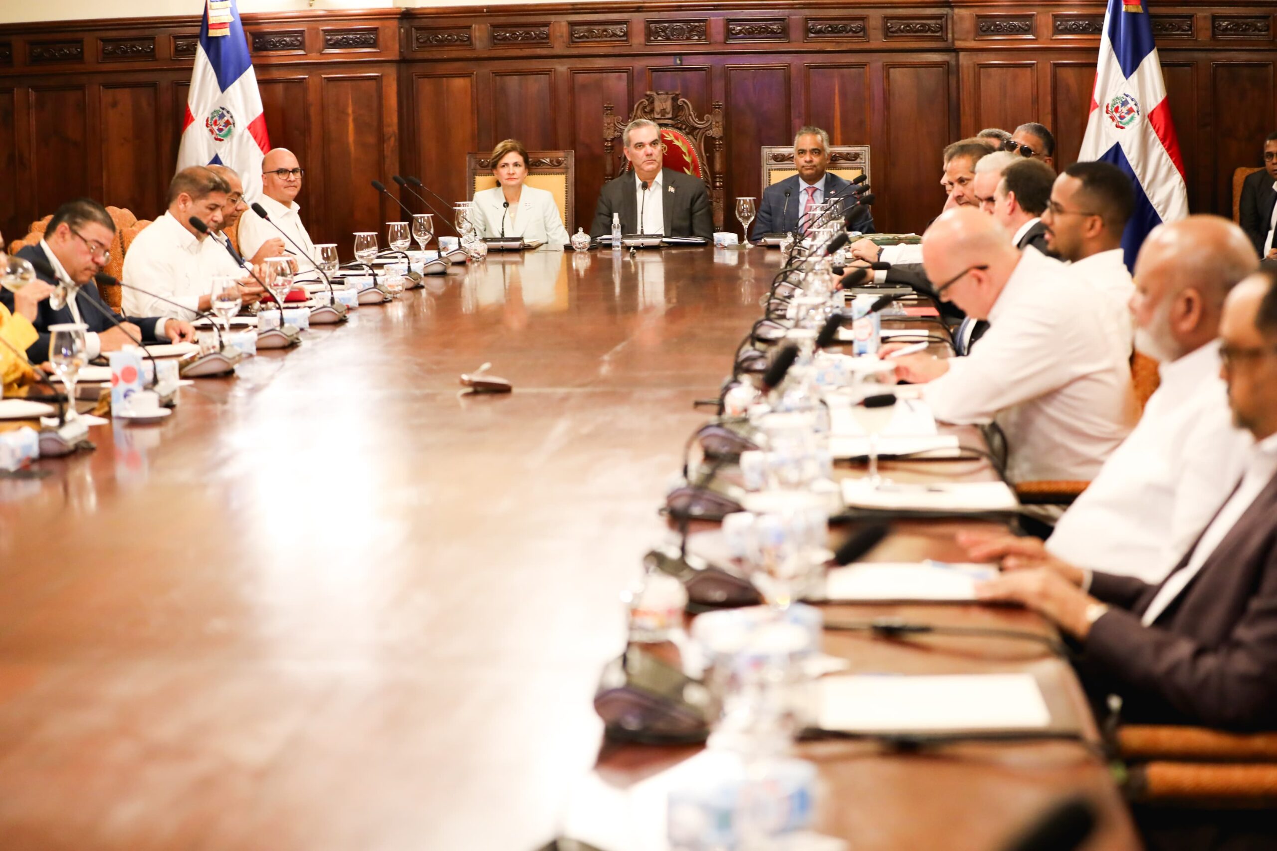 Abinader aborda tema de reformas con el consejo de ministros y directores