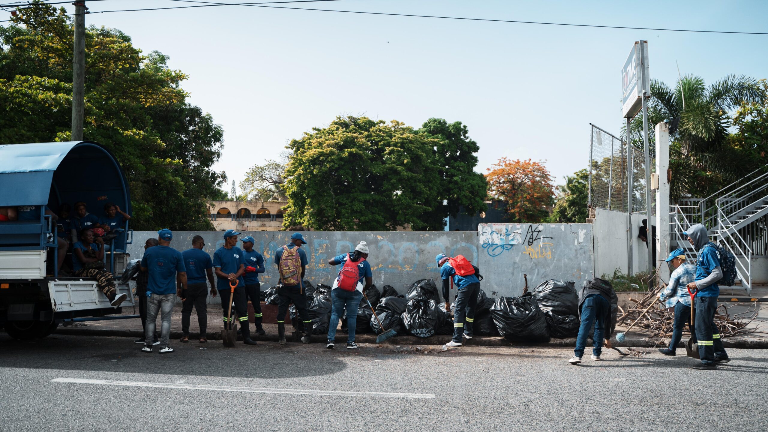 Alcaldía DN realiza operativo de concientización y limpieza en avenida Independencia