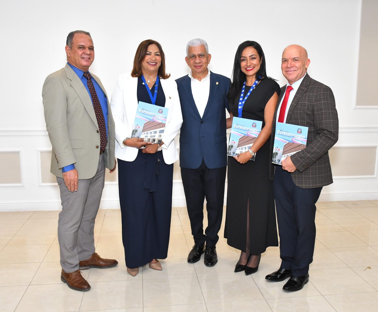 Ricardo de los Santos encabeza puesta en circulación de la “Revista Representación”