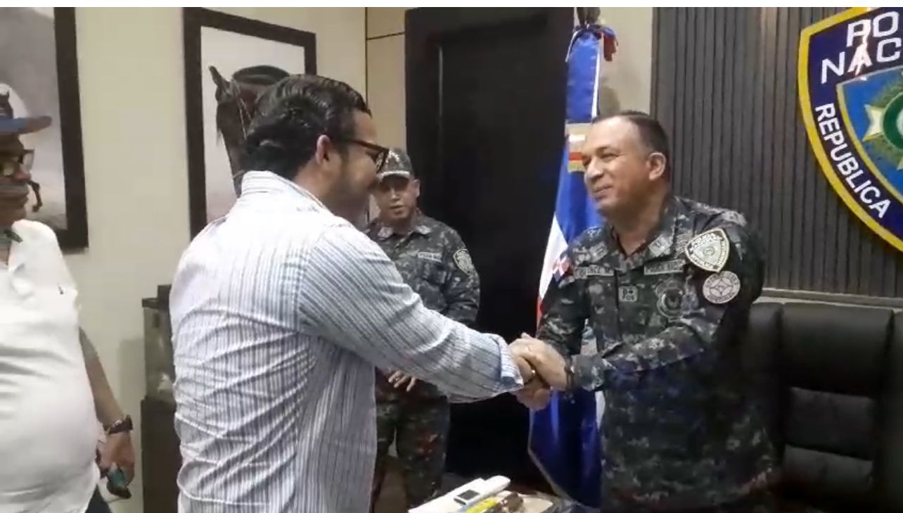 Yohan López visita al director regional de la PN en La Vega para conocer detalles incidente con juristas