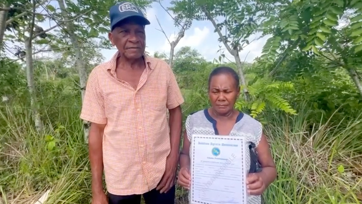 Pareja de envejecientes denuncian exregidora quiere quitarle sus tierras en Sabana Grande de Boyá