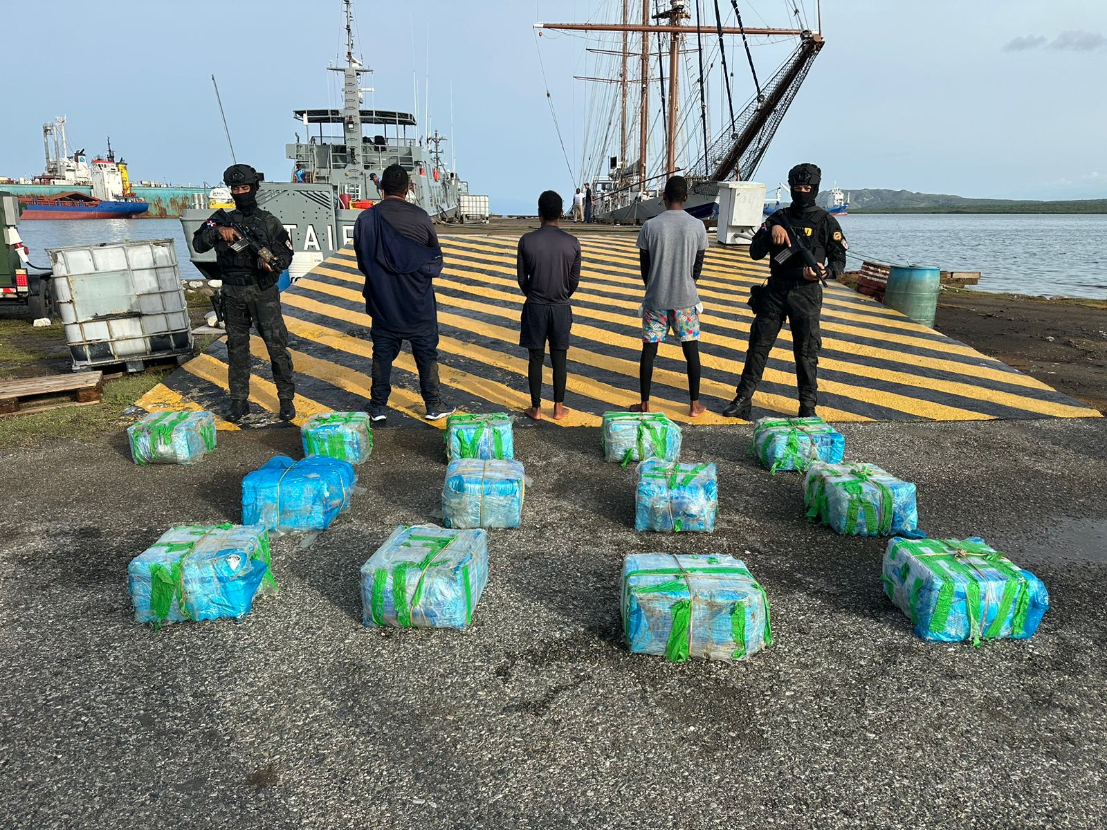 Intervienen lancha con 316 paquetes de presunta cocaína en Peravia; apresan tres