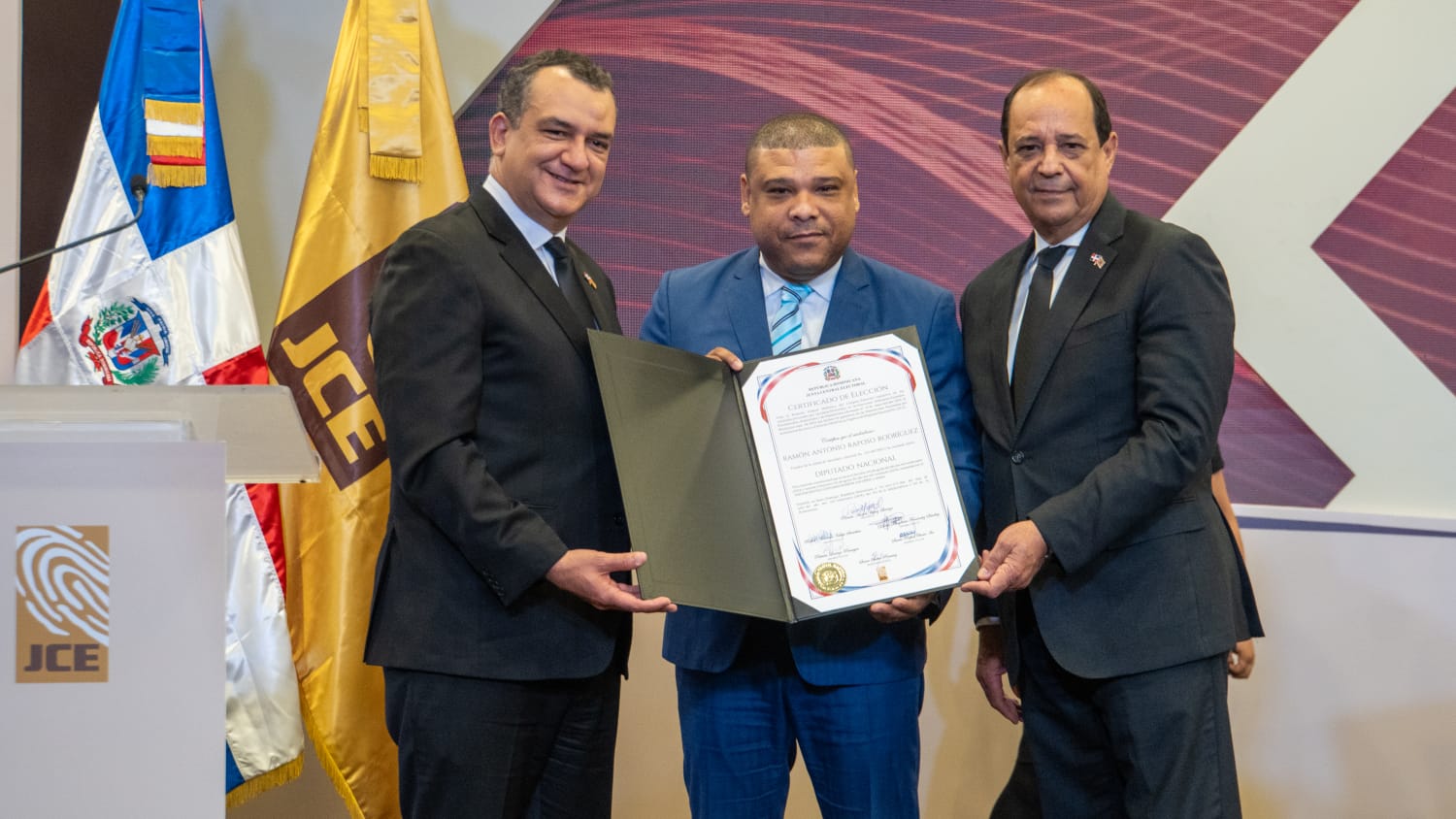 El periodista Ramón Raposo recibe certificado JCE lo acredita como diputado nacional del PRD