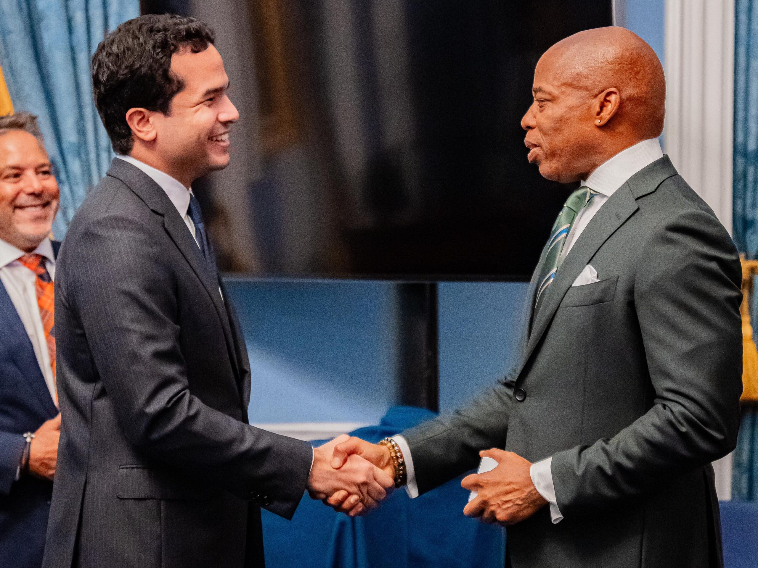 Omar Fernández y Alcalde Eric Adams discuten iniciativas beneficiarán dominicanos en Nueva York