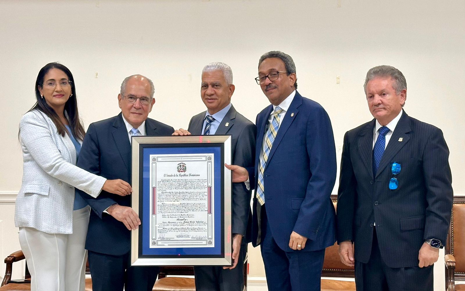 Senado reconoce al doctor Jesús Feris Iglesias por su destacada trayectoria