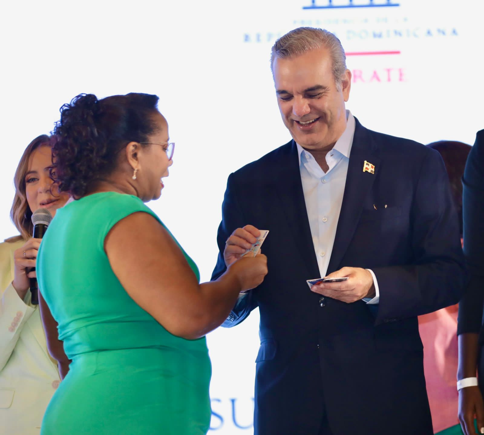 Abinader resalta «pobreza sigue reduciéndose de manera consistente en el país»