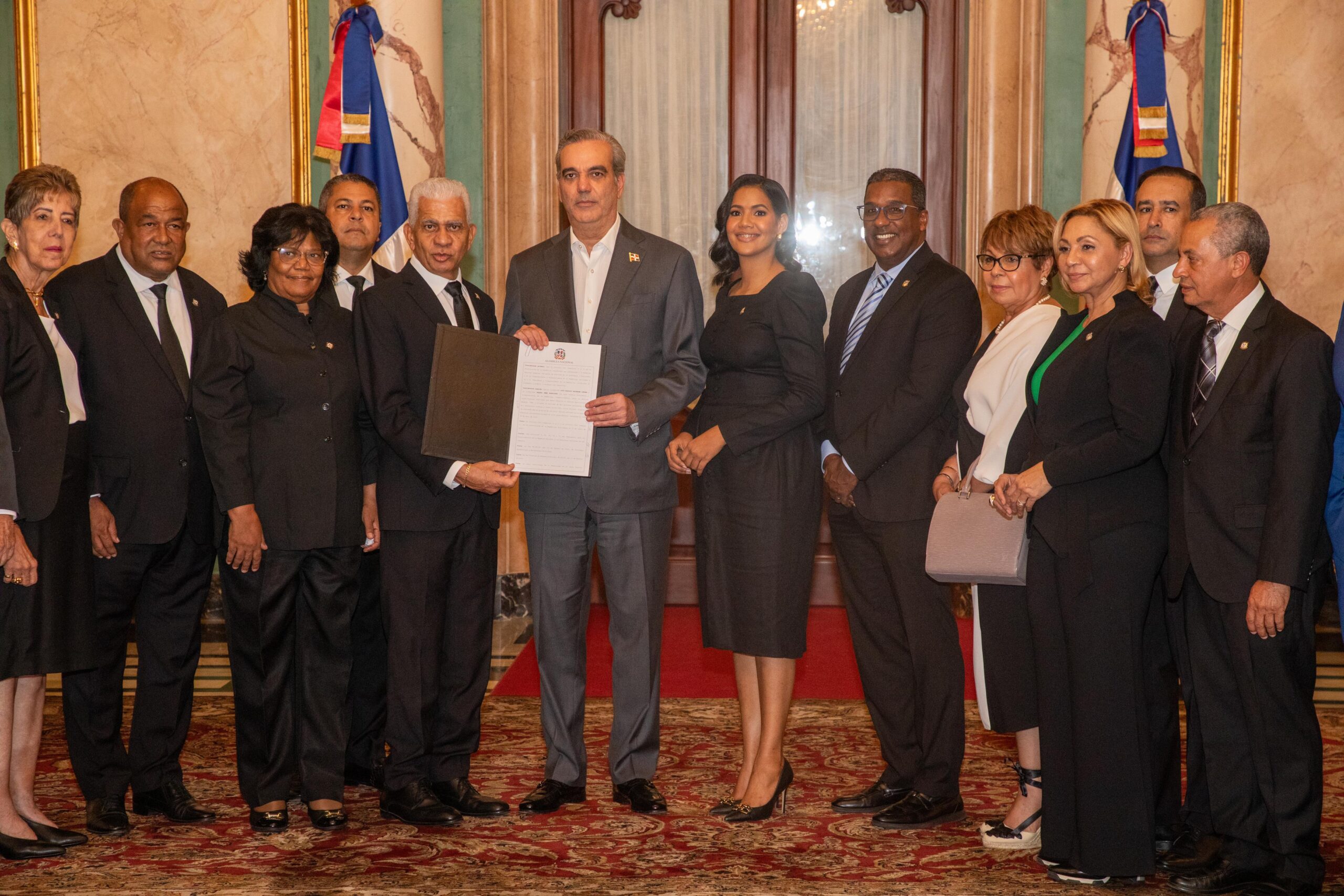 Abinader recibe de congresistas resolución lo acredita como presidente