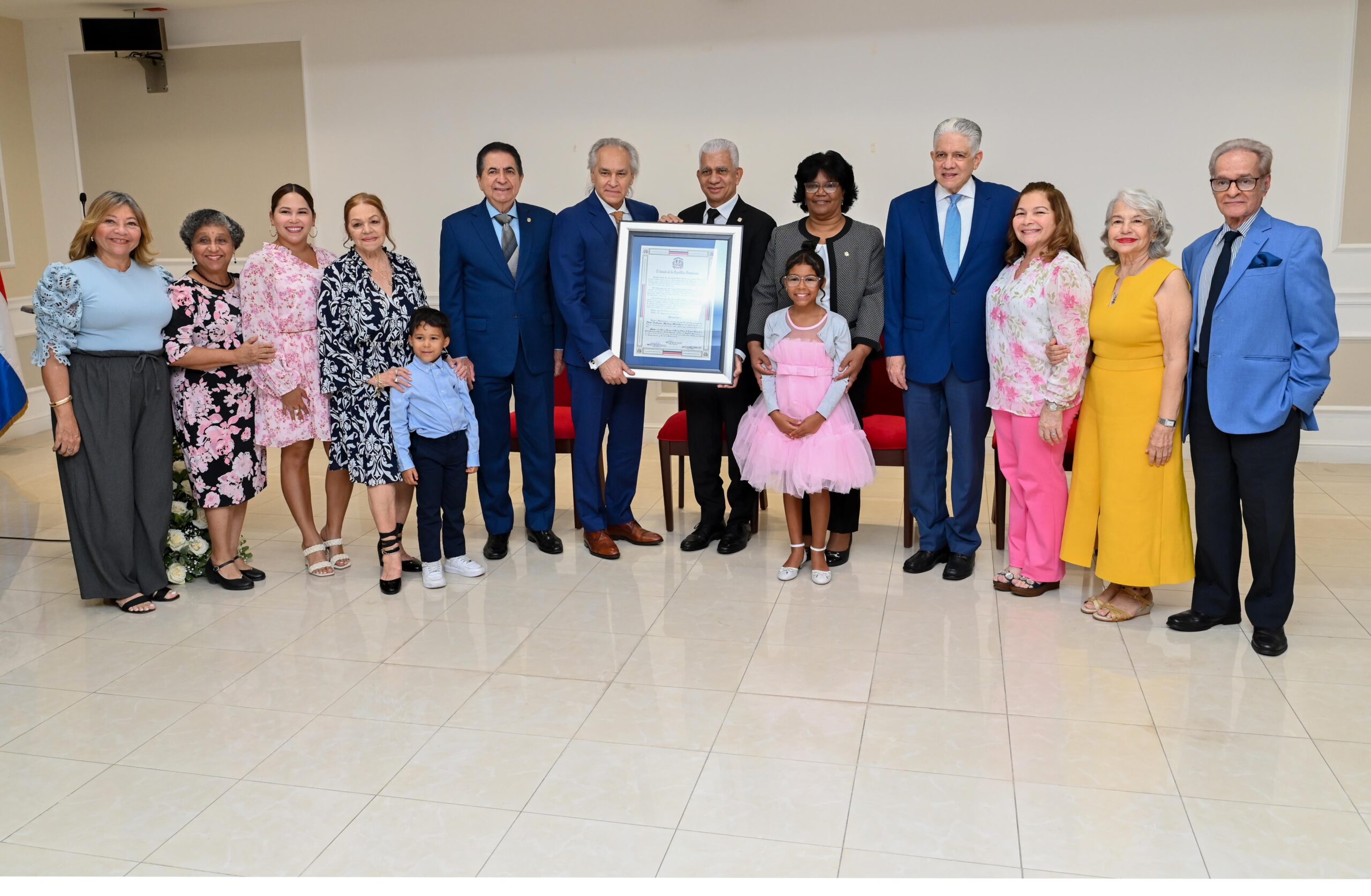 Senado reconoce al músico clásico José Antonio Molina por sus aportes al arte y la cultura nacional
