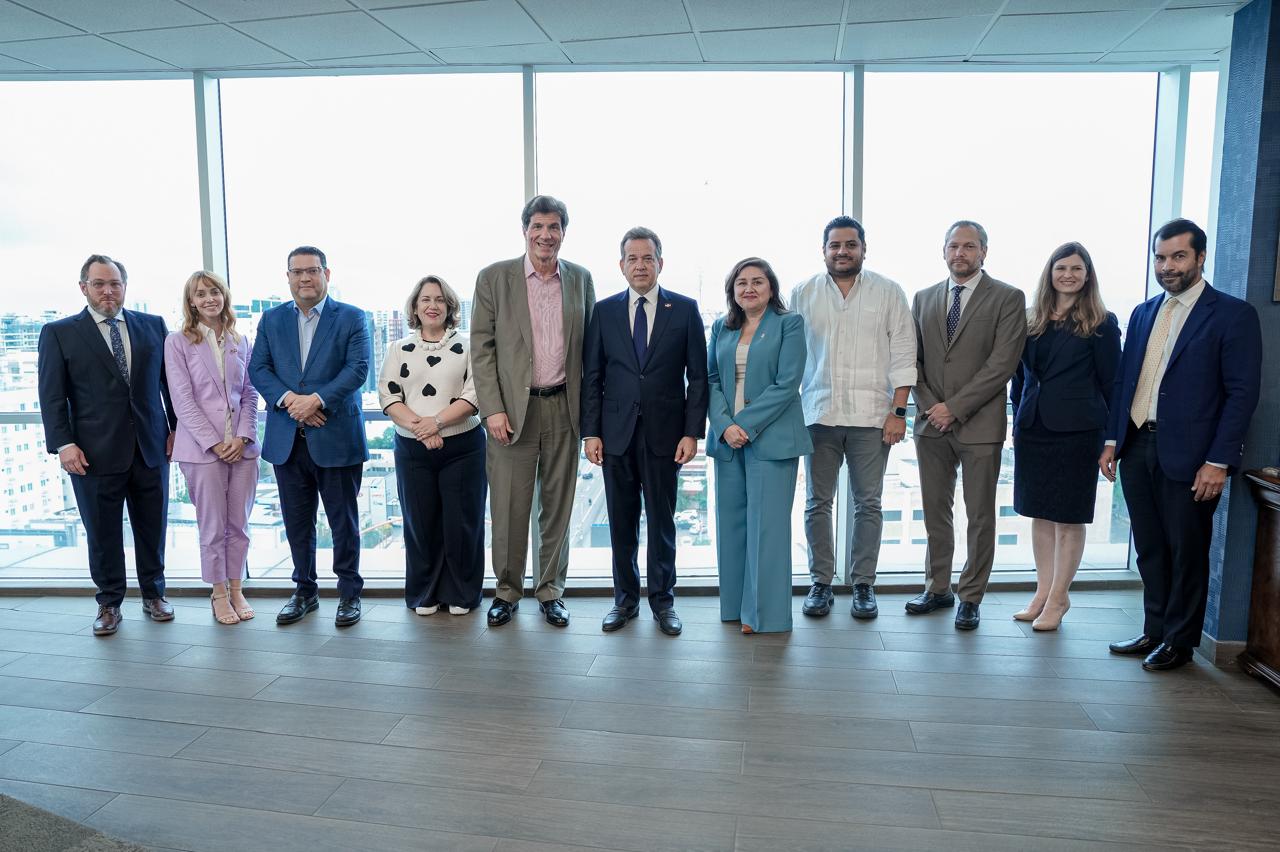 Ministro Bisonó recibe visita del Subsecretario de Estado de EE.UU