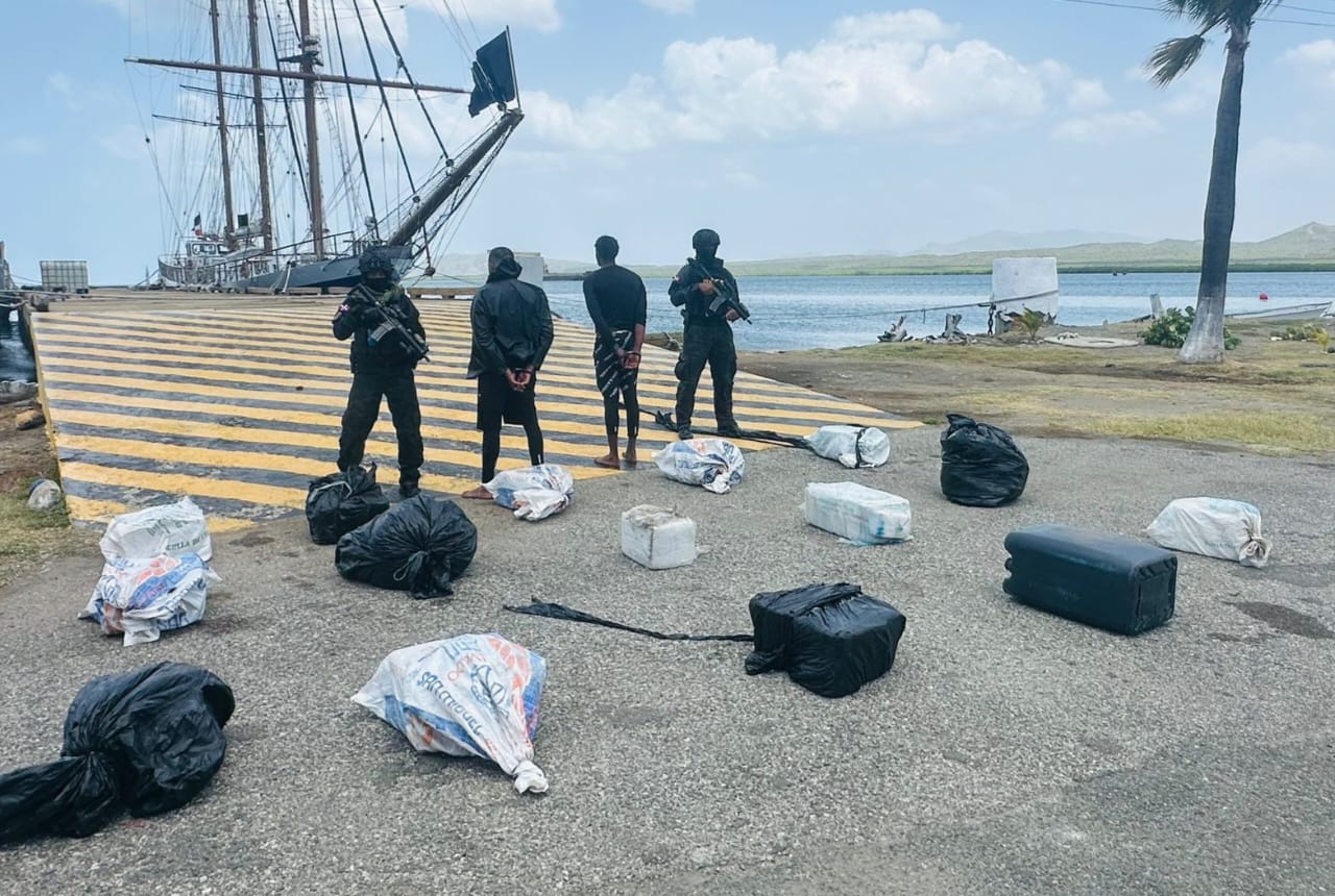 Incautan lancha con400 paquetes de presuntas drogas en Peravia