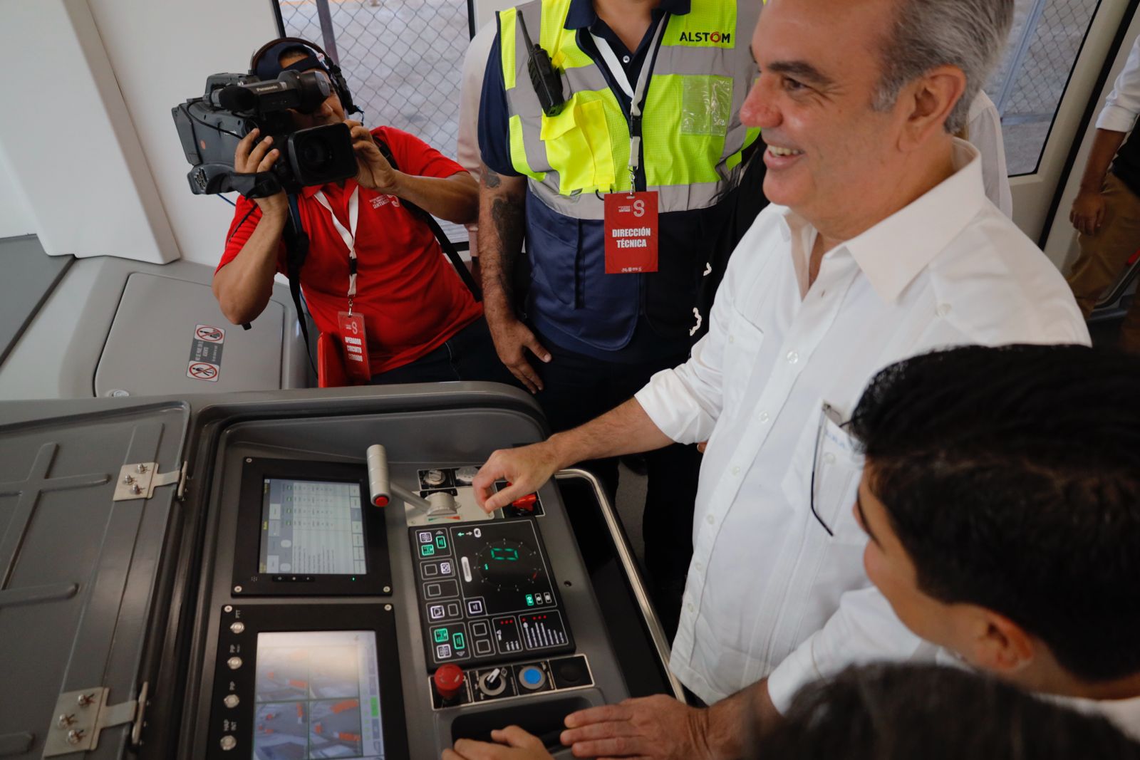 Abinader conduce Monorriel de Santiago en su primera prueba con pasajeros Abinader conduce Monorriel de Santiago en su primera prueba con pasajeros