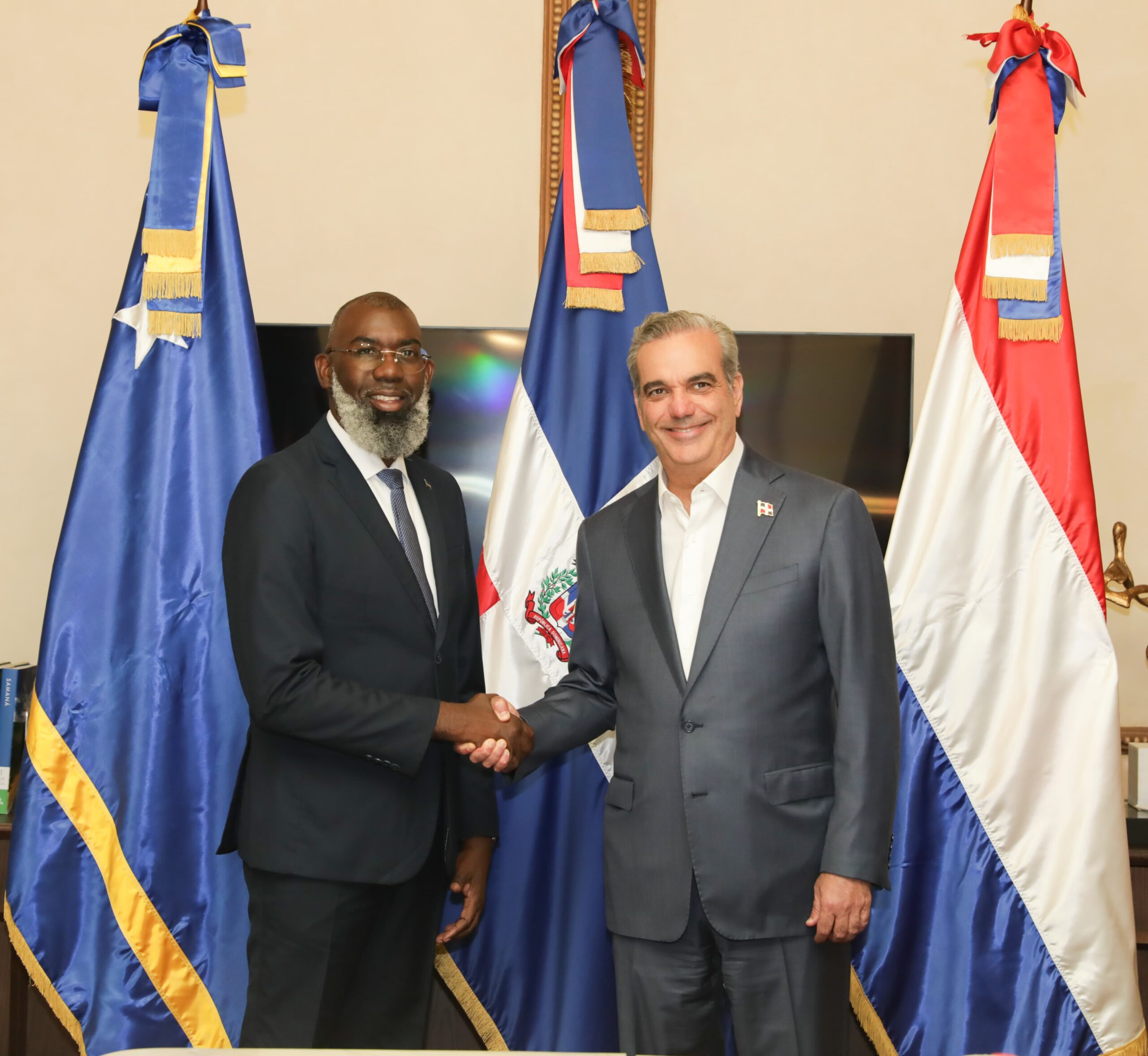 Abinader sostiene reunión bilateral con primer ministro de Curazao y jefe de la delegación de Países Bajos Abinader sostiene reunión bilateral con primer ministro de Curazao y jefe de la delegación de Países Bajos