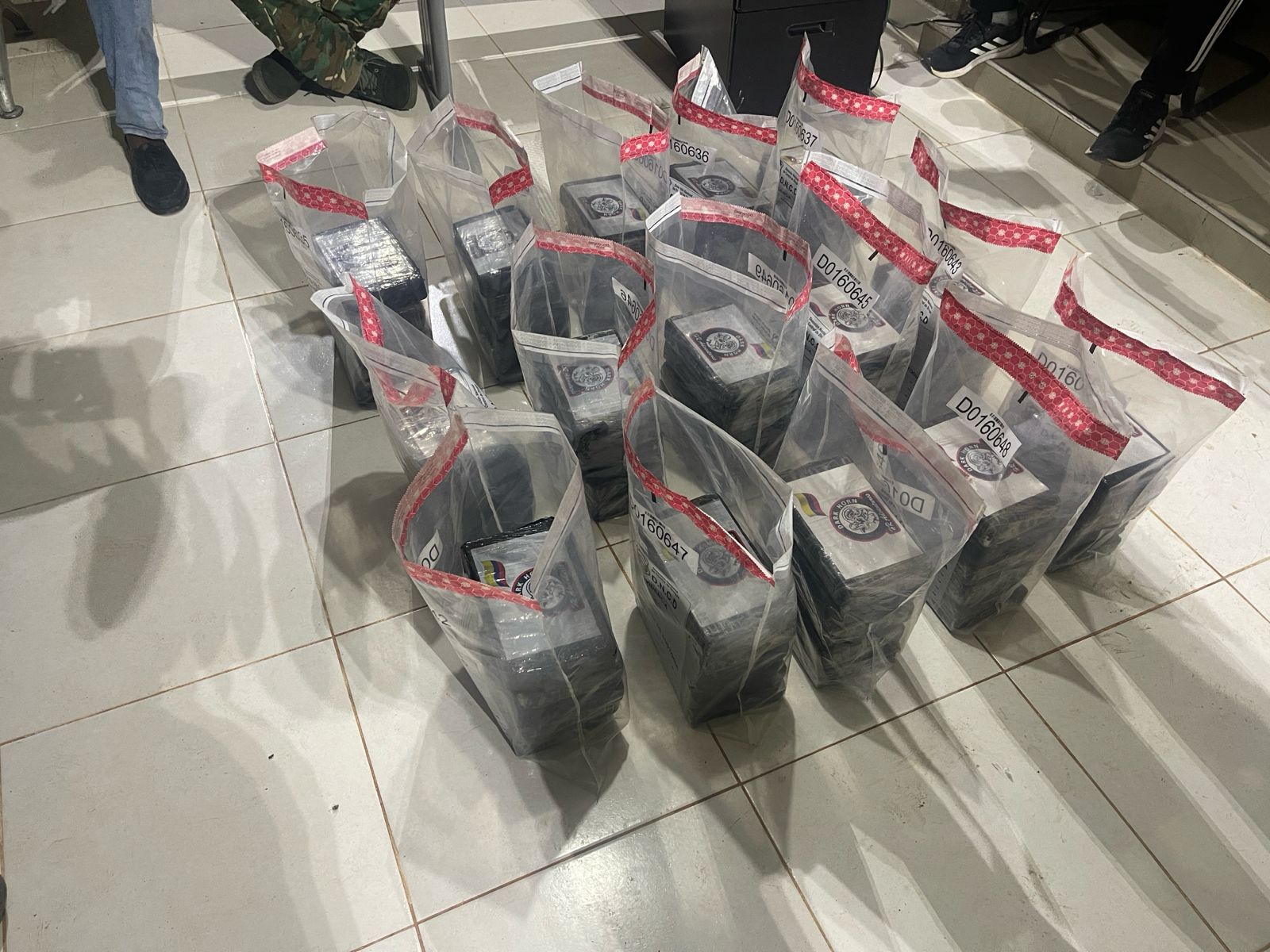 Autoridades incautan 75 paquetes de presunta cocaína en costas de Pedernales