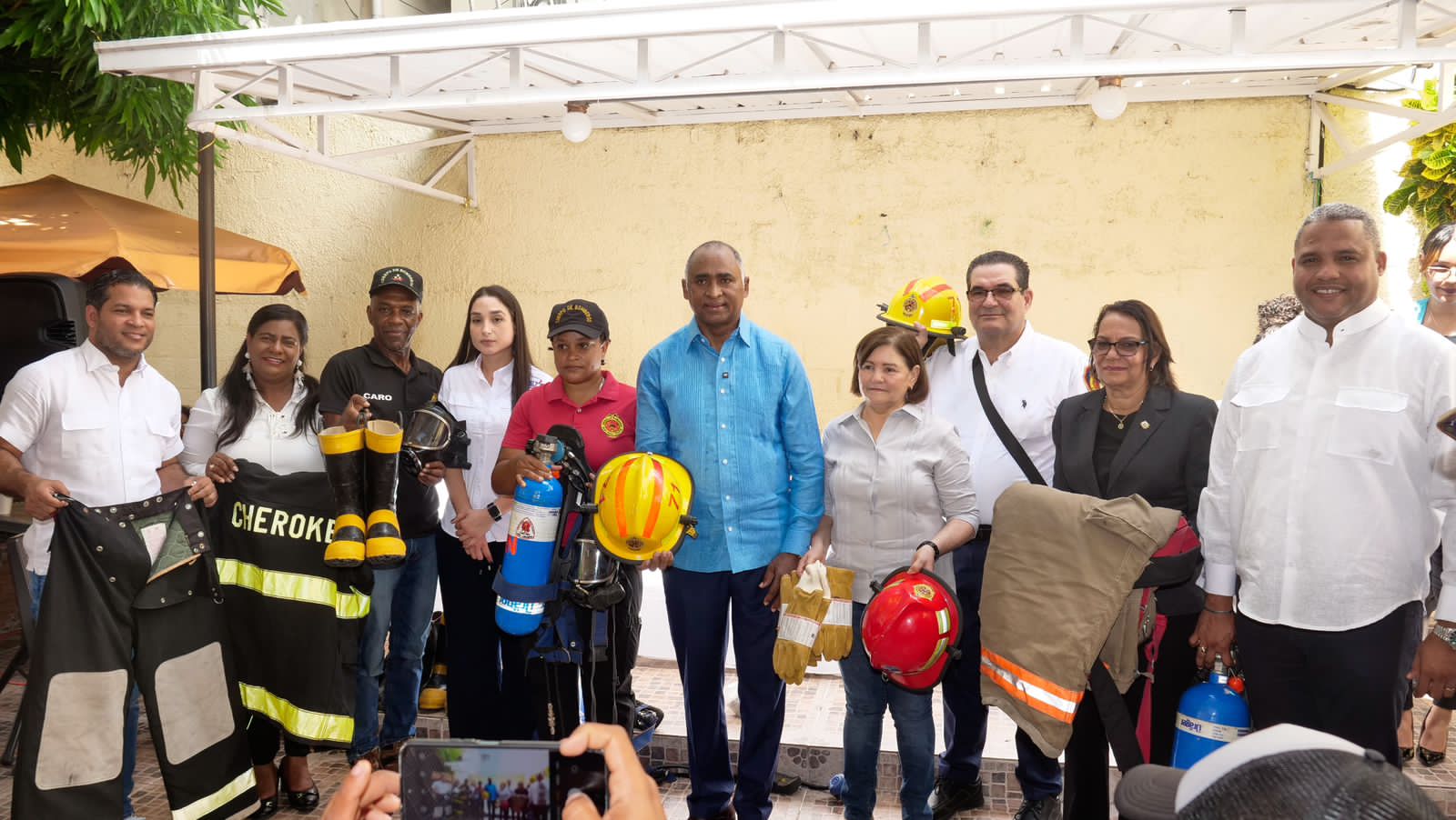 Senador Julito Fulcar a través del Index entrega equipos a las tres dotaciones de bomberos en Peravia