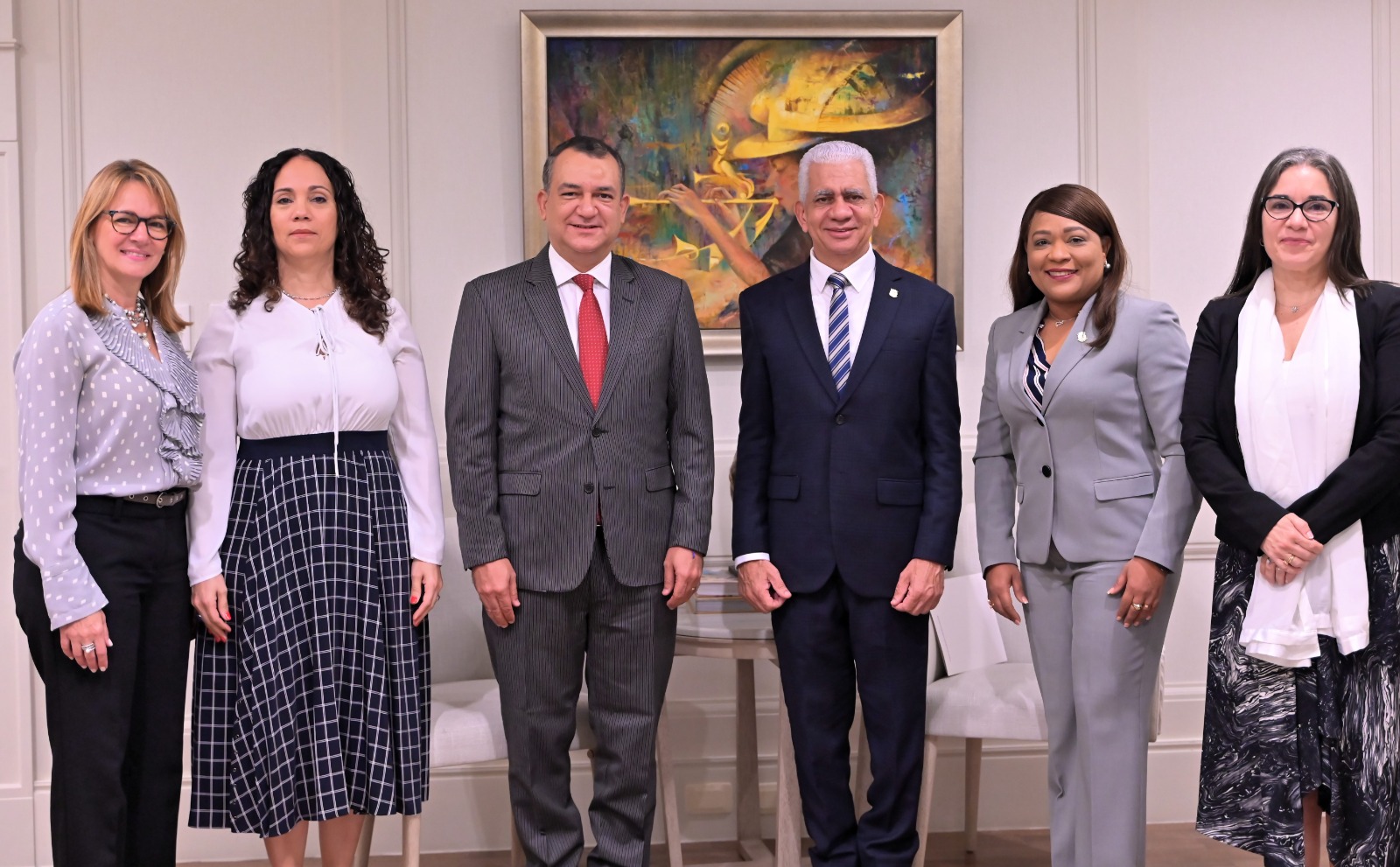 Ricardo de los Santos recibe del presidente JCE y representantes PNUD propuesta para capacitar legisladoras