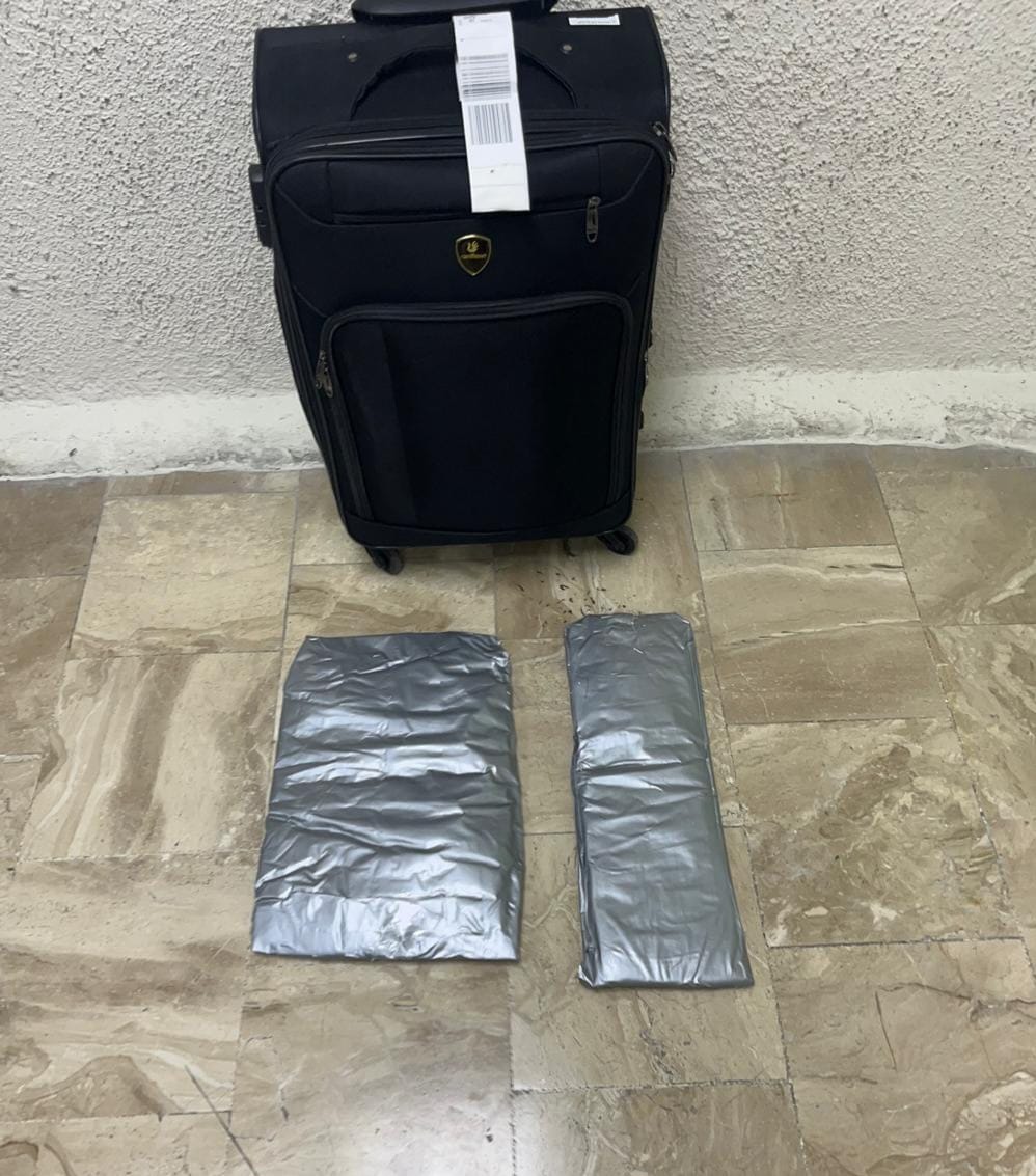 Detienen francesa con dos paquetes de presunta cocaína en AIPC