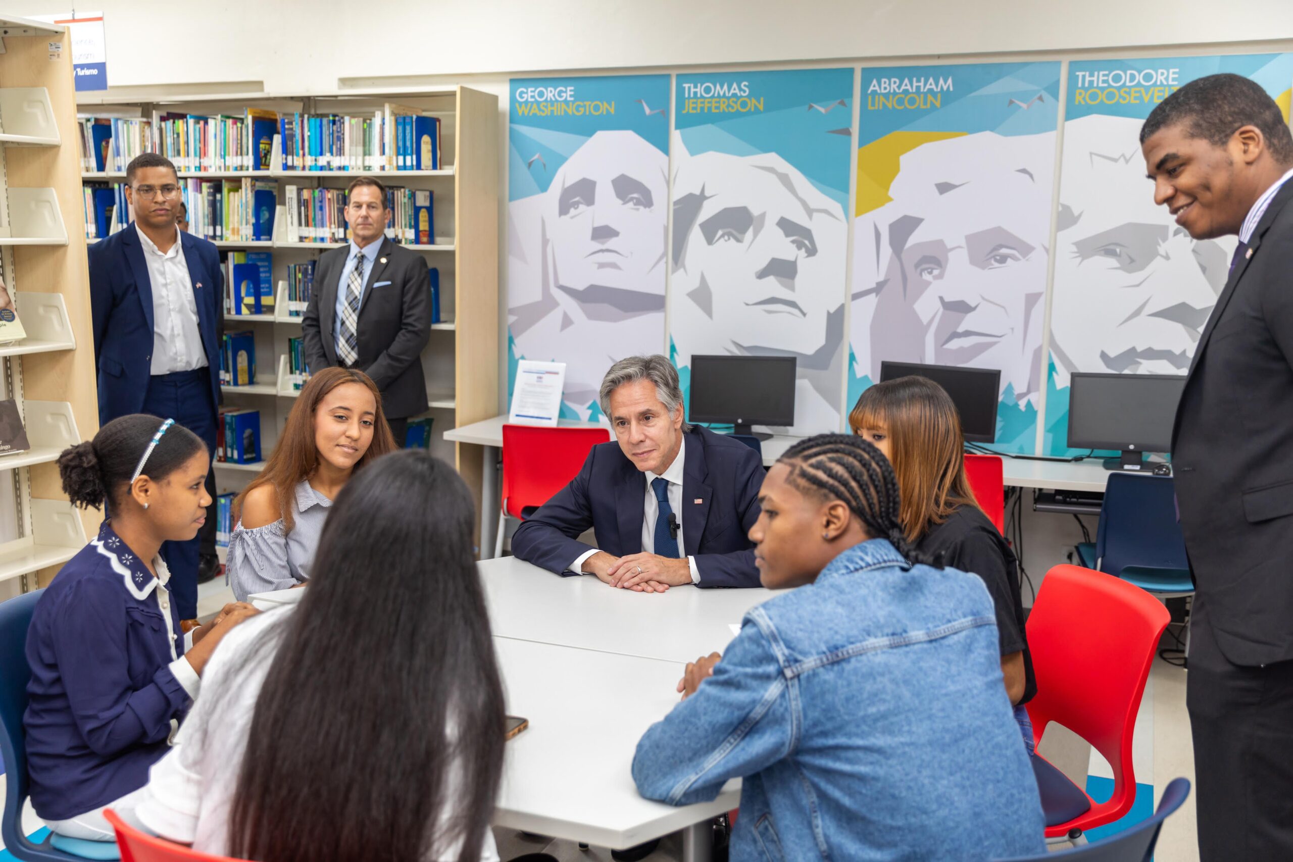 Blinken se reúne con estudiantes del Programa de Inglés de Inmersión y vicepresidenta Raquel Peña