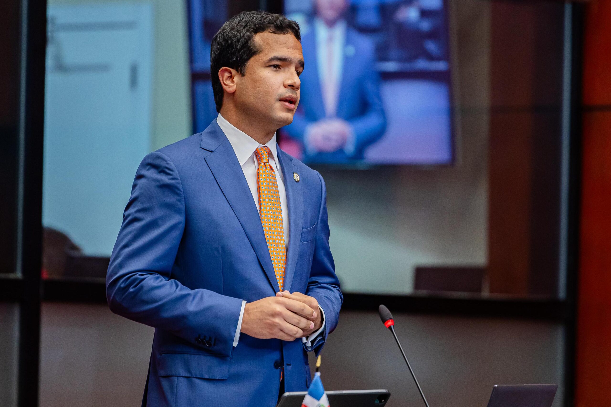 Omar Fernández reintroduce proyecto eliminar pago de anticipos a microempresarios