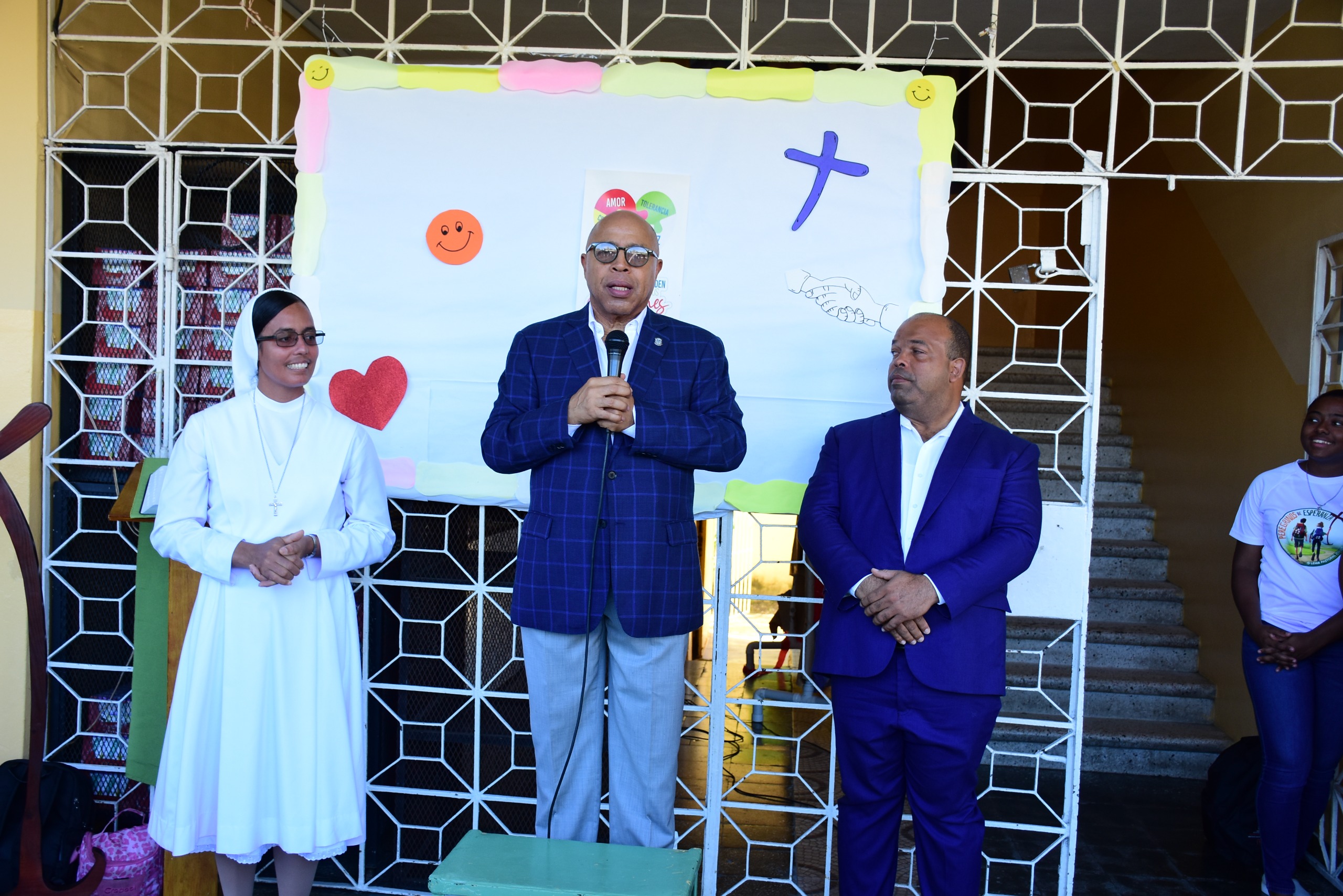 Alfredo Pacheco se compromete a viabilizar construcción de pabellón en Centro Educativo Cristo Rey