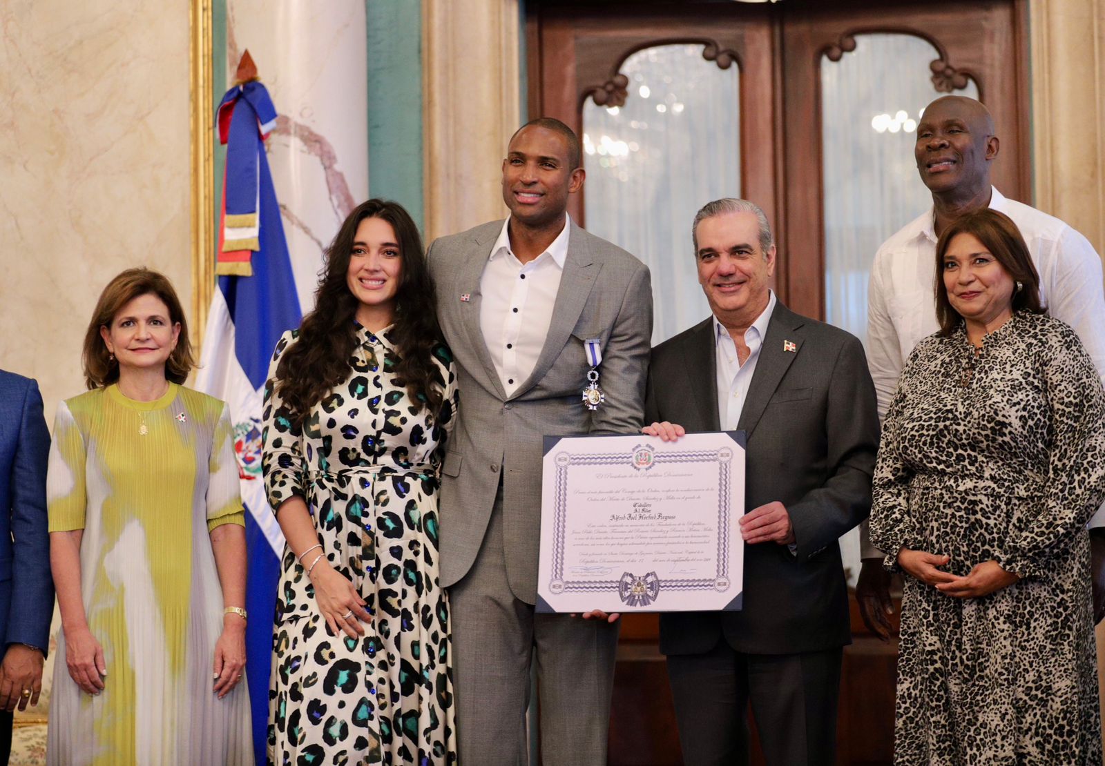 Abinader condecora con la Orden del Mérito de Duarte, Sánchez y Mella en el Grado de Caballero al destacado baloncestista Al Horford
