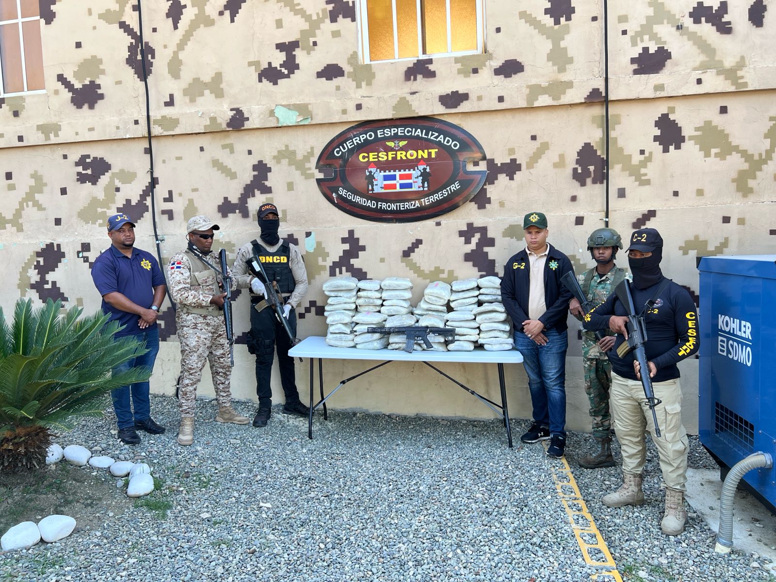 Autoridades ocupan 182 libras de marihuana y un fusil en Elías Piña