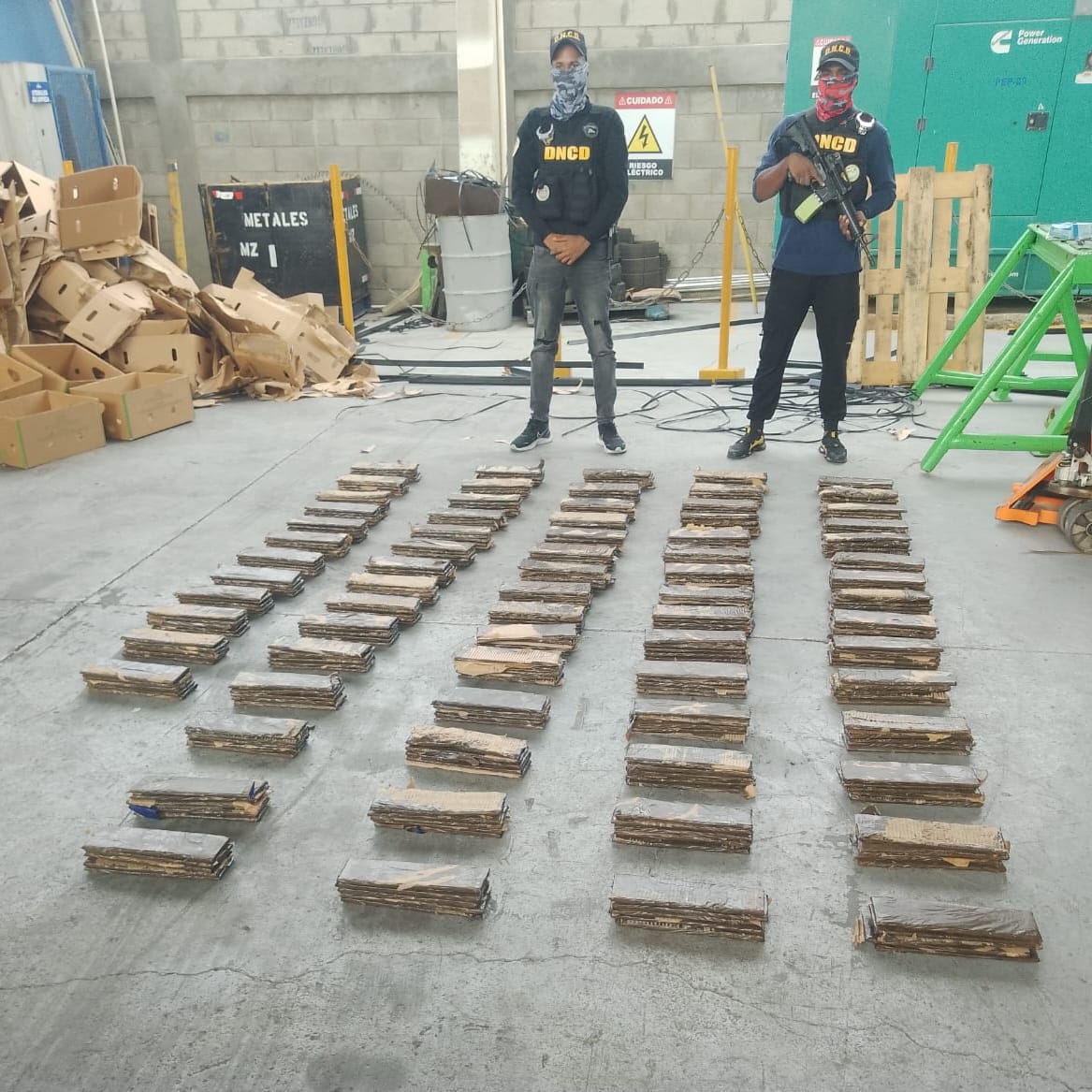 Incautan 360 láminas de presunta cocaína en carga de guineos en Puerto Manzanillo; apresan tres Incautan 360 láminas de presunta cocaína en carga de guineos en Puerto Manzanillo; apresan tres