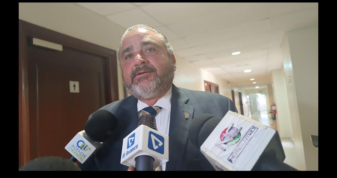 Samir Chami Isa inscribe repostulación como miembro JCE; 27 se han inscrito