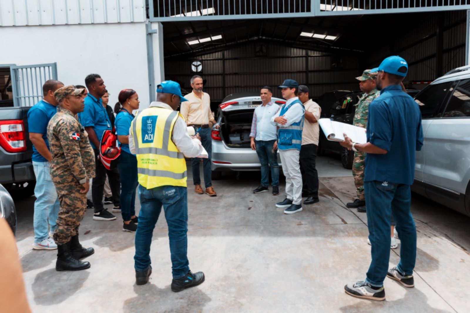 Alcaldía DN notifica a dueños de negocios que ocupan espacios públicos en Ensanche Quisqueya