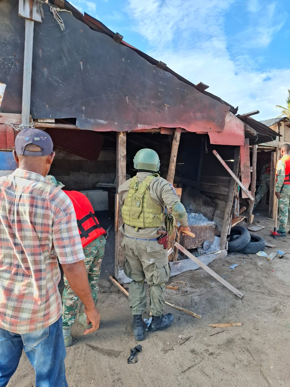 Demuelen 18 estructuras en Cabo Rojo en segunda fase de Operativo de Reforzamiento de Controles Demuelen 18 estructuras en Cabo Rojo en segunda fase de Operativo de Reforzamiento de Controles
