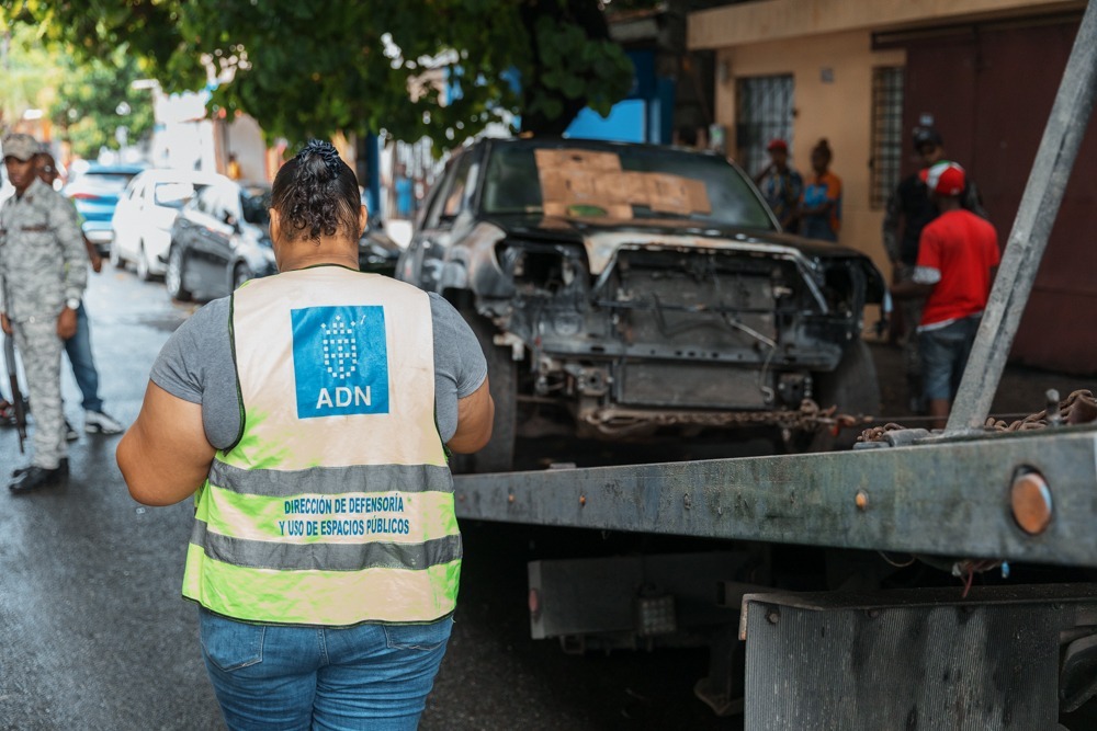 Alcaldía DN recupera espacios y retira chatarras en Villa Juana
