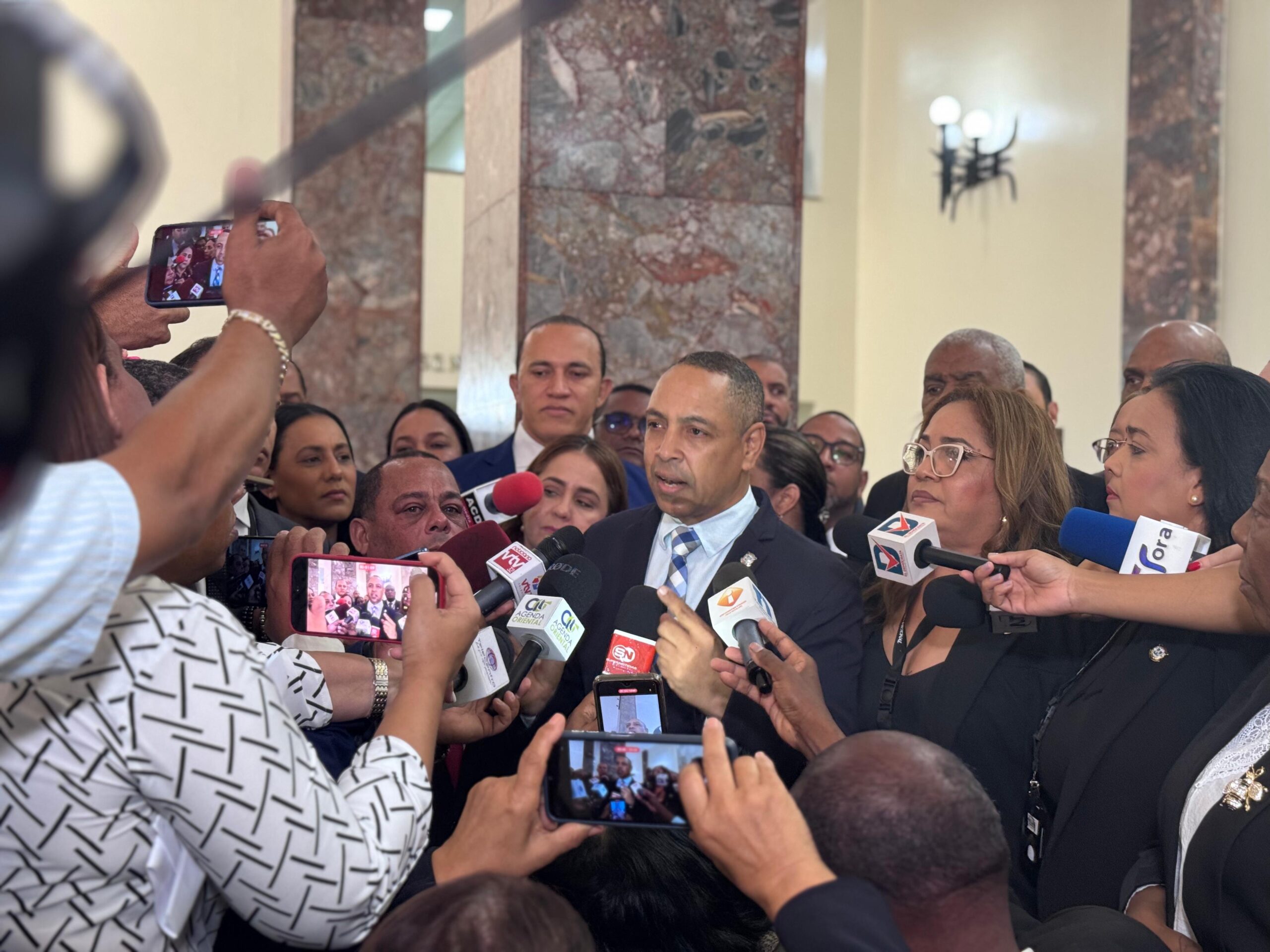 Profesor Nolberto Ortiz anuncia que Bono Vacacional para maestros está a punto de ser ley