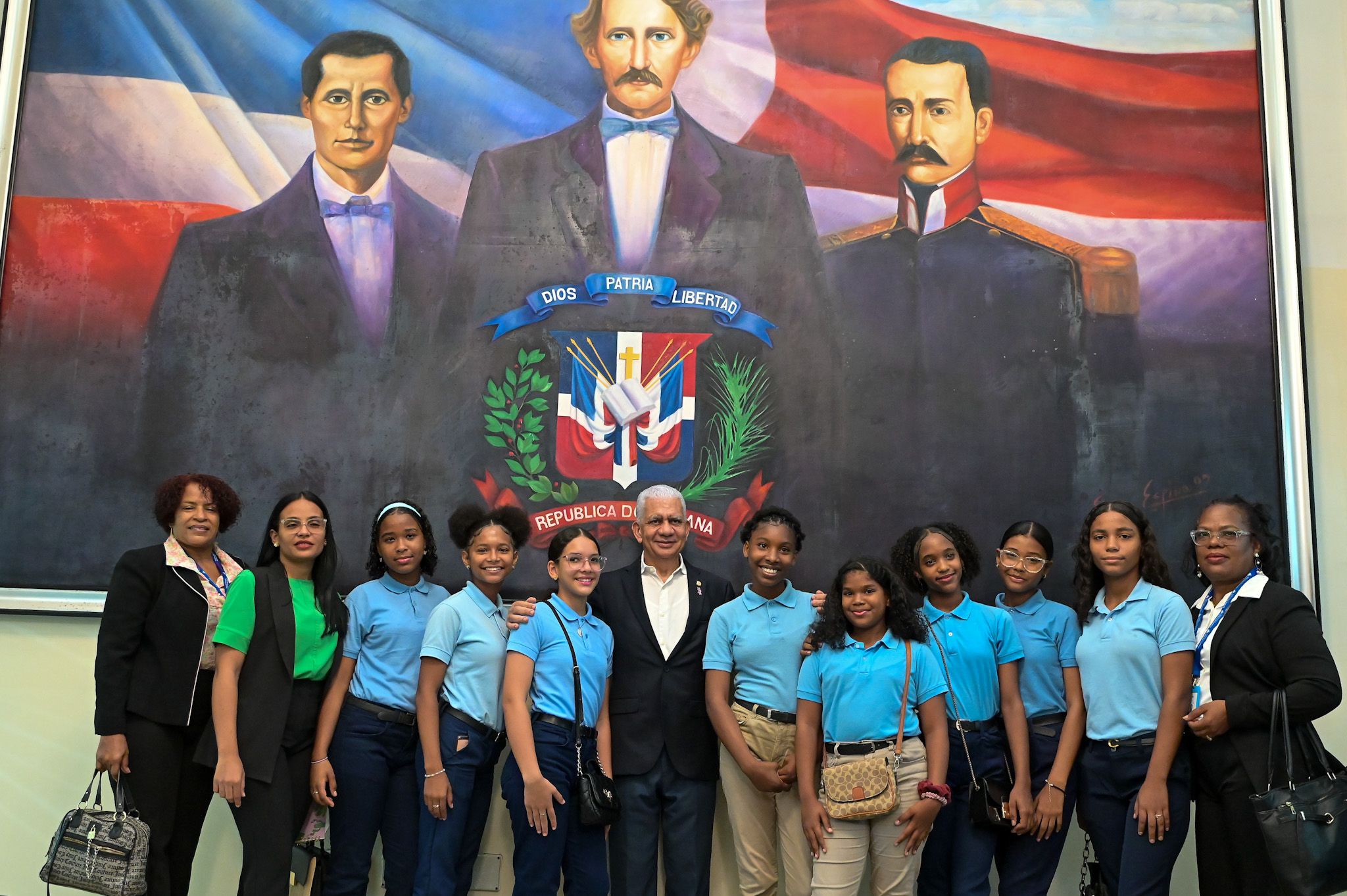 Presidente del Senado es reconocido por sus aportes a la educación de las niñas dominicanas 