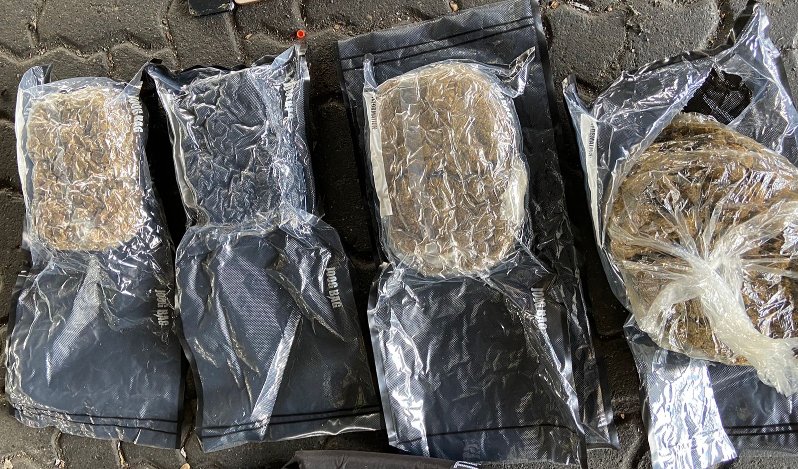 Ocupan cuatro paquetes de marihuana camuflados en tanque de ropa en Puerto de Haina