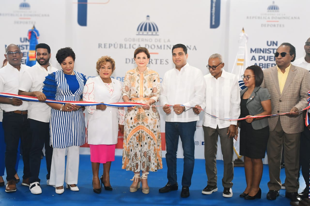 Vicepresidenta y ministro de Deportes entregan centro deportivo en Boca Chica
