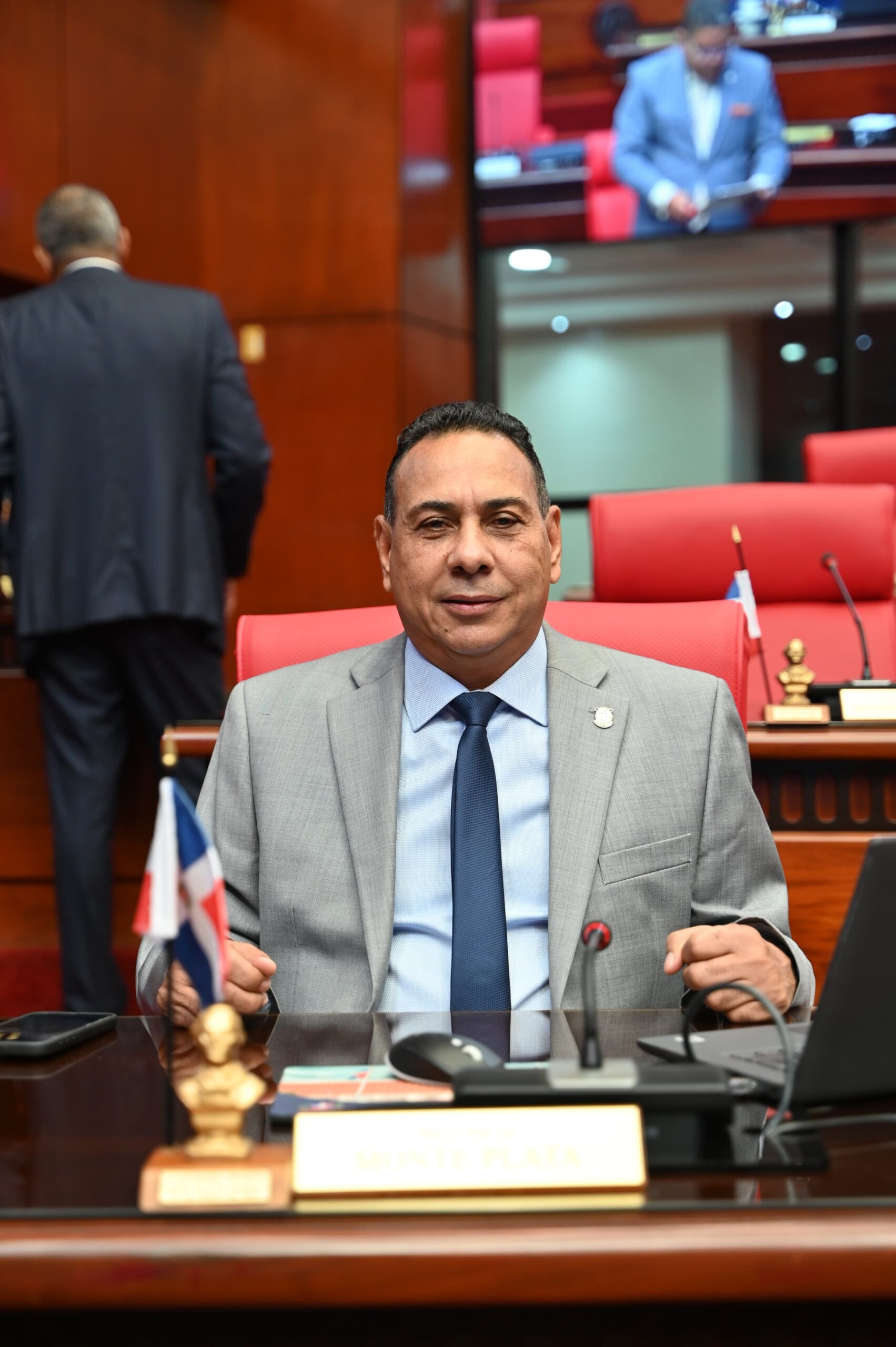 El senador Pedro Tineo rechaza impuestos a viviendas y productos básicos en proyecto de modernización fiscal