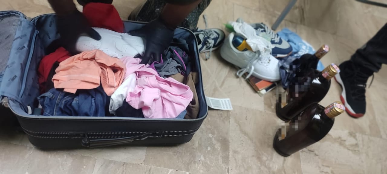 Ocupan tres botellas simulaban ser de ron, llenas de cocaína líquida; apresan colombiano Ocupan tres botellas simulaban ser de ron, llenas de cocaína líquida; apresan colombiano