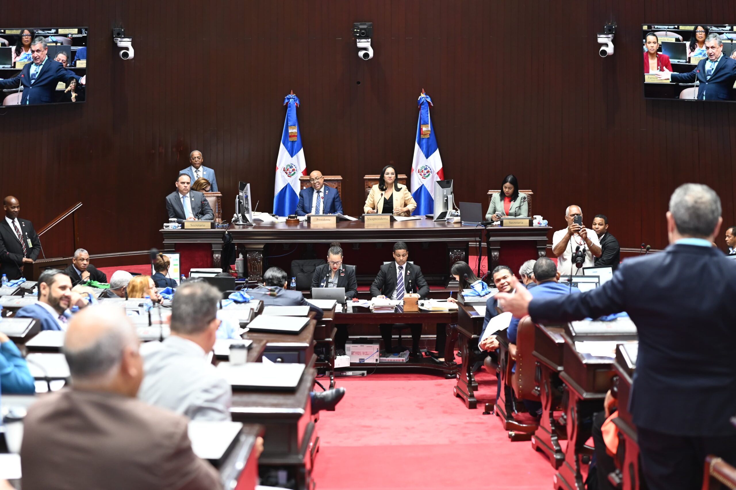 Diputados aprueban préstamos por US$625 millones para paliar apagones y enfrentar cambio climático