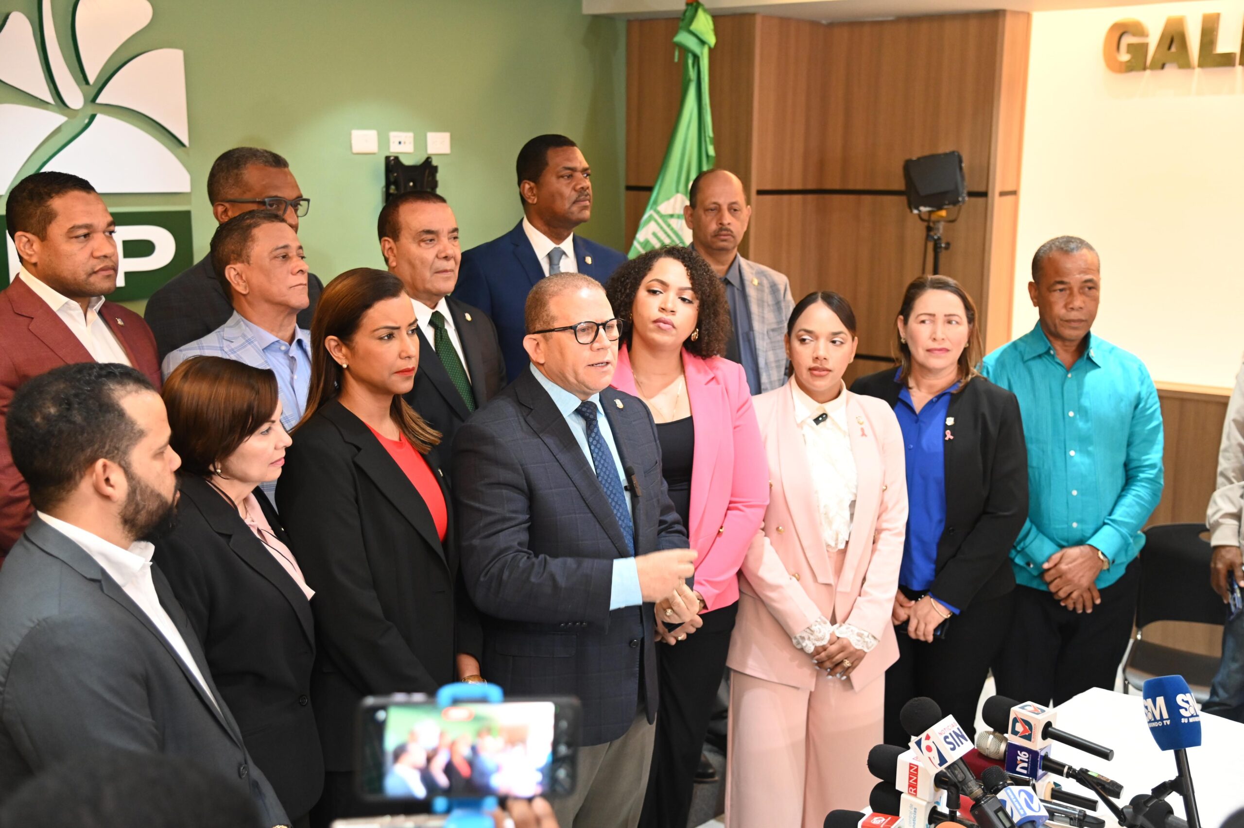 Diputados FP piden Abinader destitución del equipo económico del gobierno por bombazo fiscal