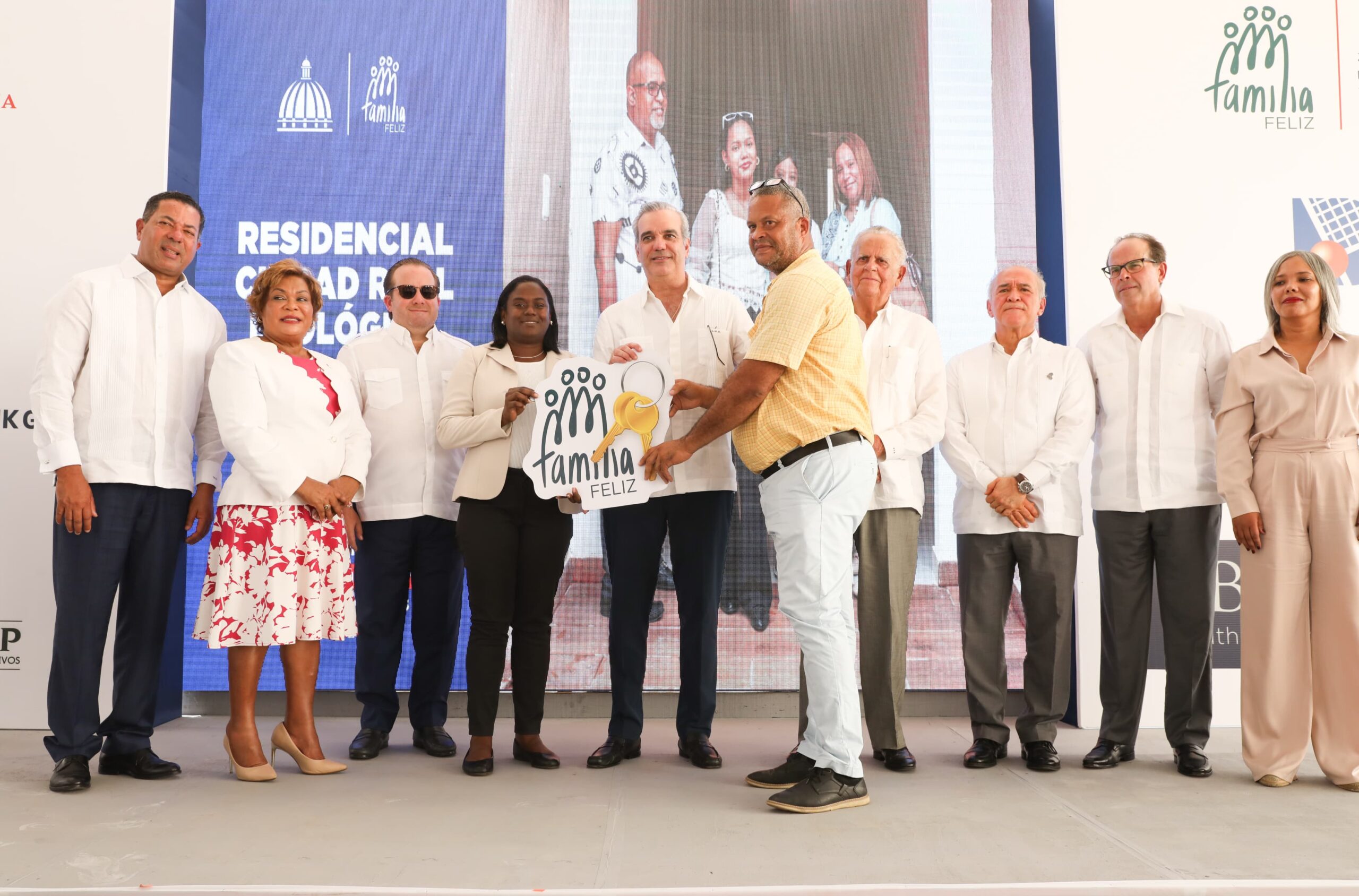 Abinader entrega 700 nuevos apartamentos del Plan Familia Feliz