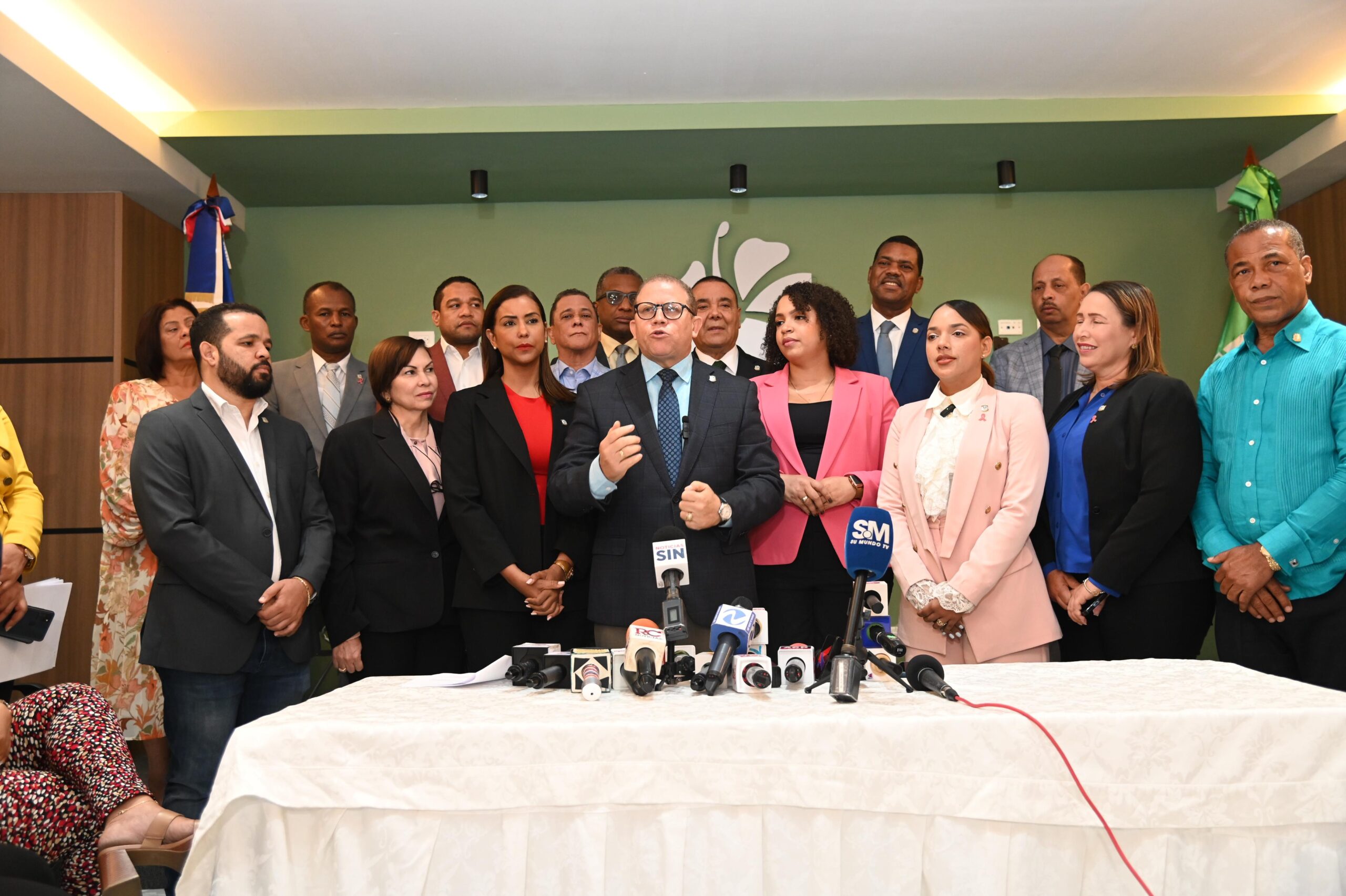 Diputados FP: Abinader proclama  Constitución con la mano derecha y la viola con la mano izquierda