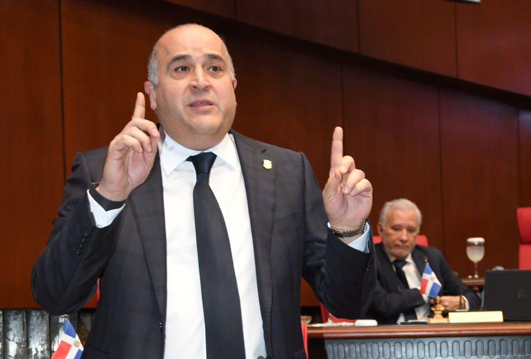 Senador Alexis Victoria Yeb exige trato justo para dominicanos en el consulado de España
